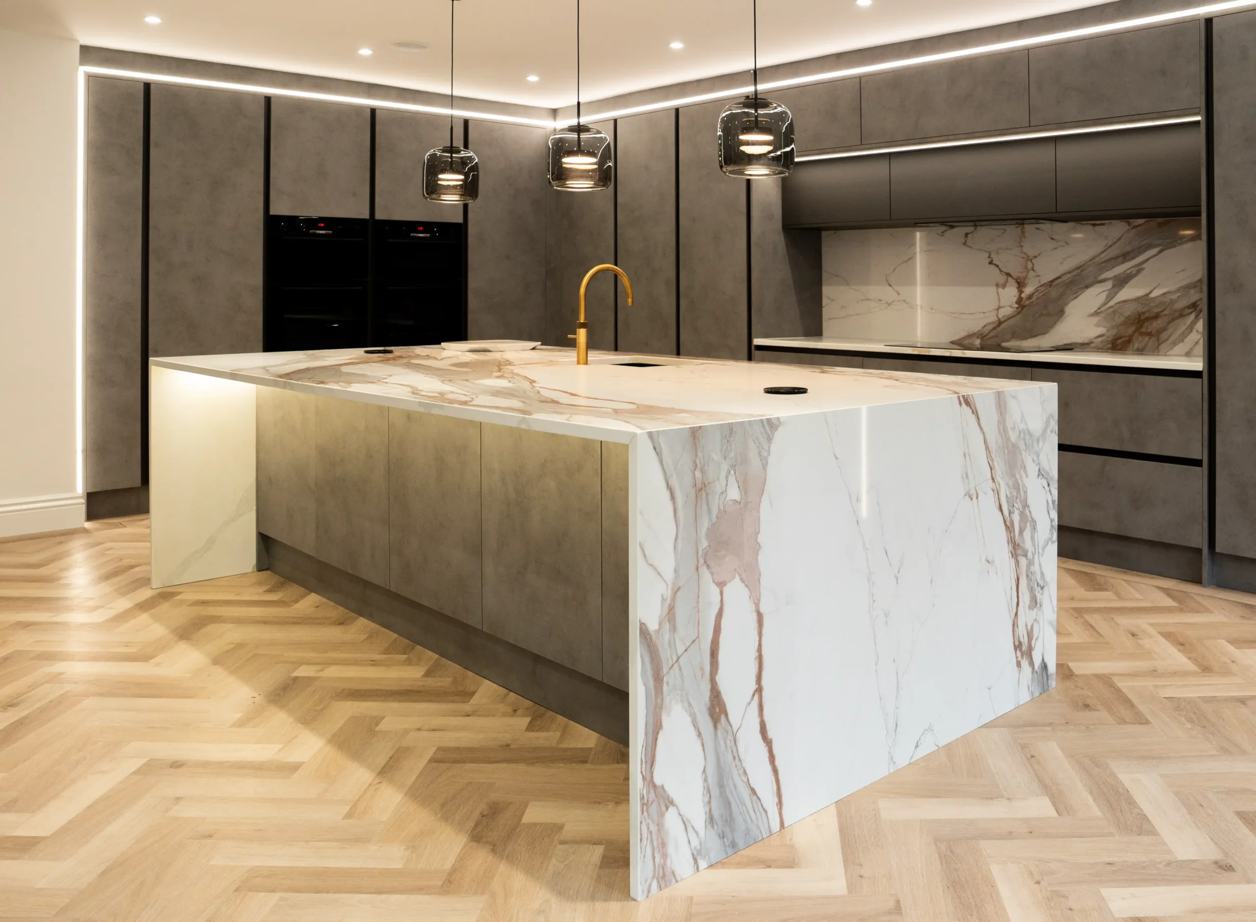 Macchia Vecchia worktop surface with sweeping gold and charcoal veining over a creamy base