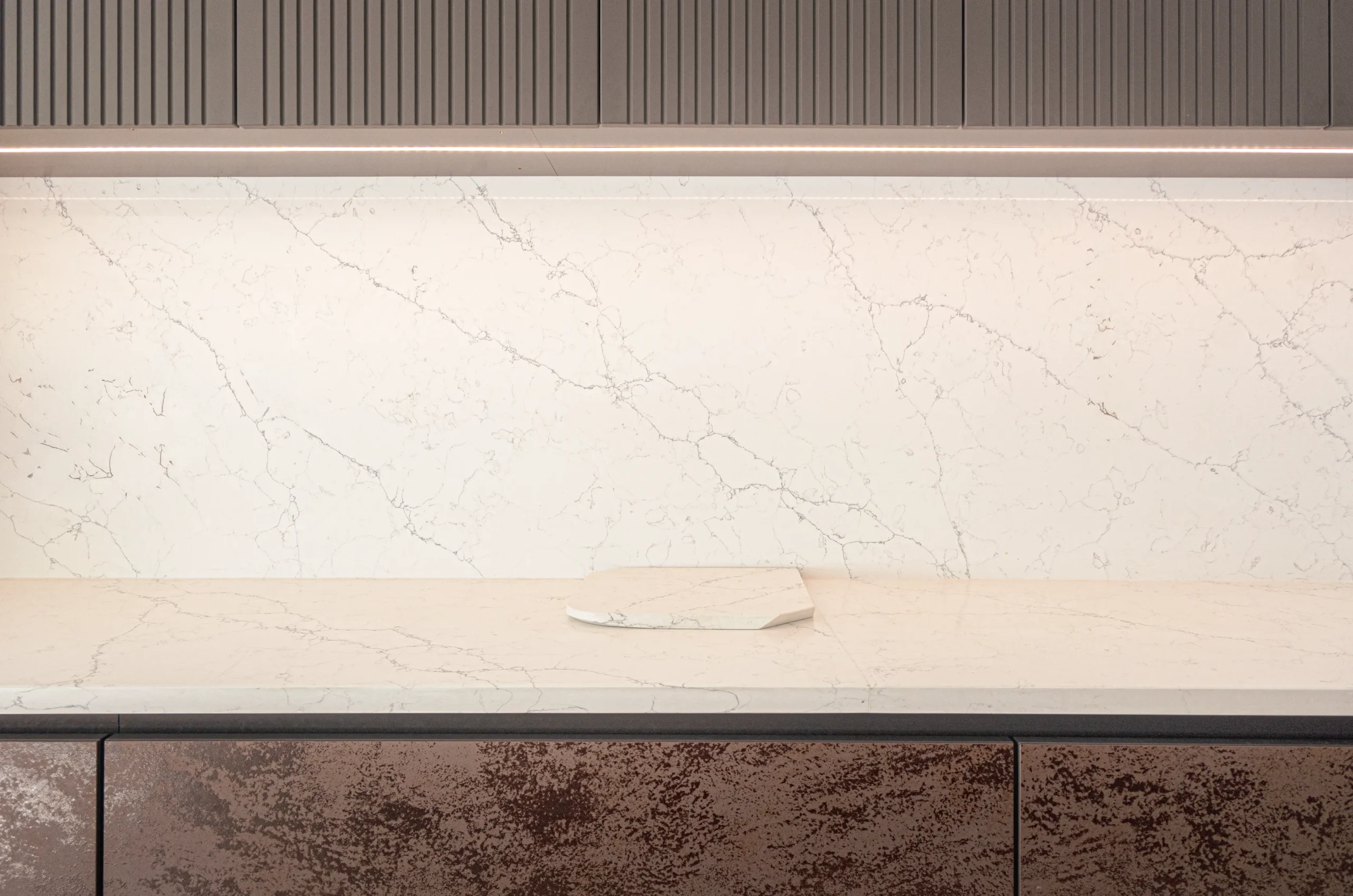 Alaska worktop showing white veining