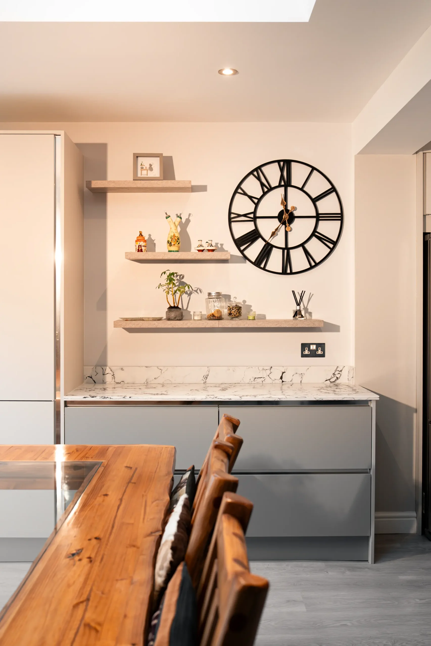Arabescato worktop surface with soft, flowing grey veining