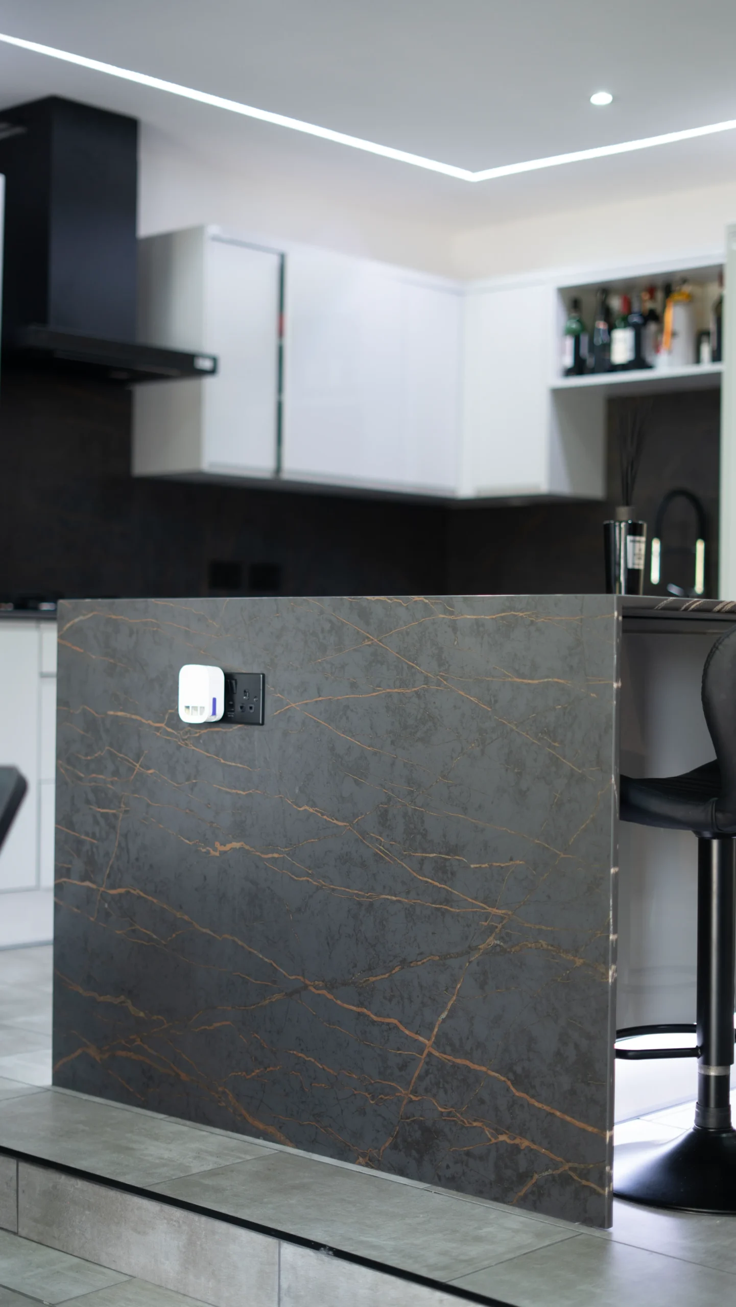 Gold Laurent Sintered Stone worktop surface with bold copper veining