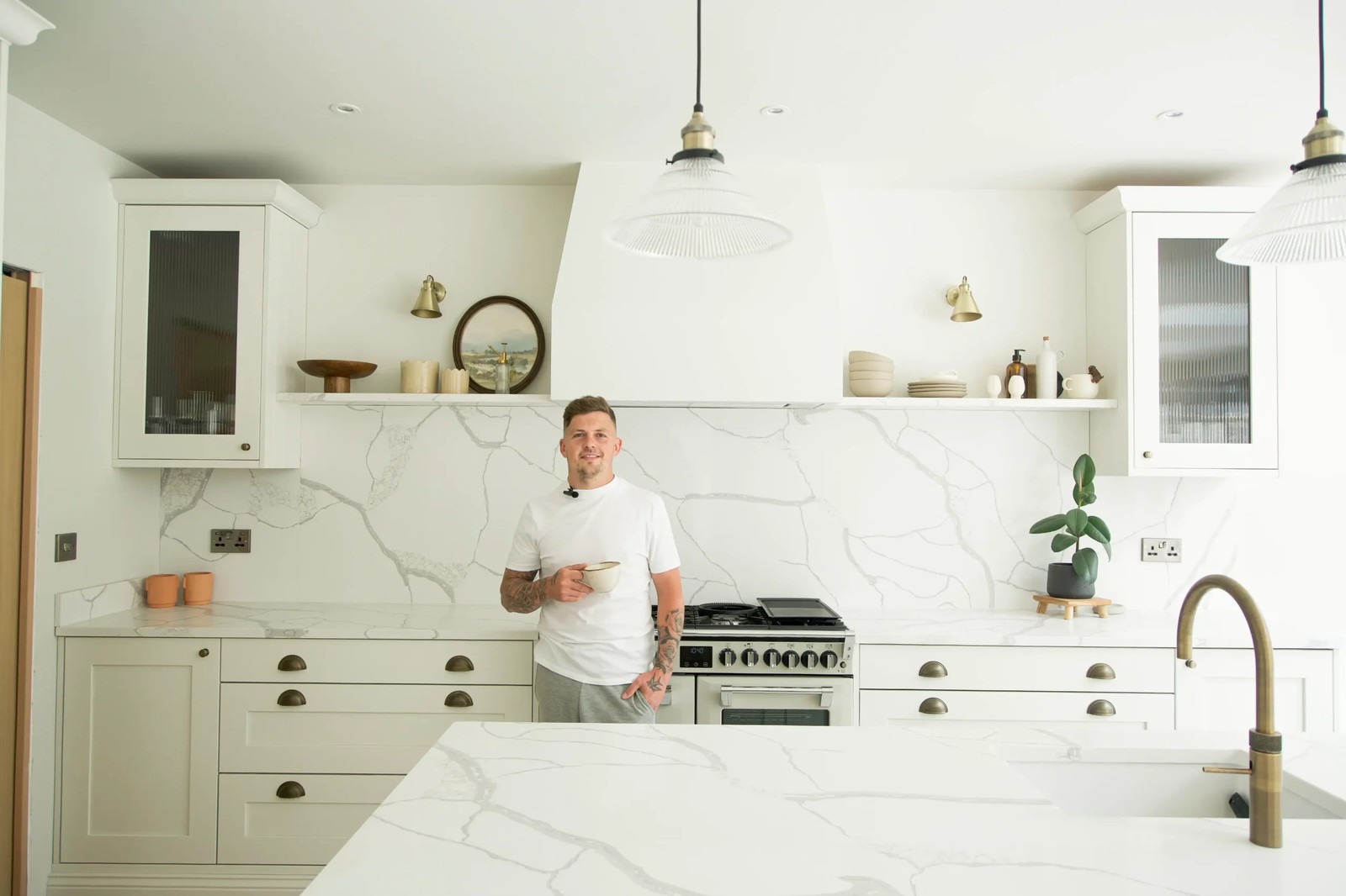 Calacatta Venato worktops with a matching continuous shelf in a refined kitchen