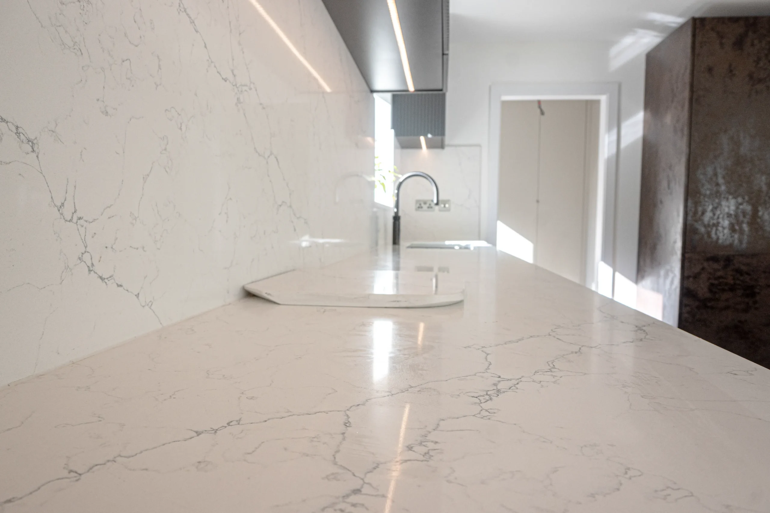 Alaska worktop showing white veining