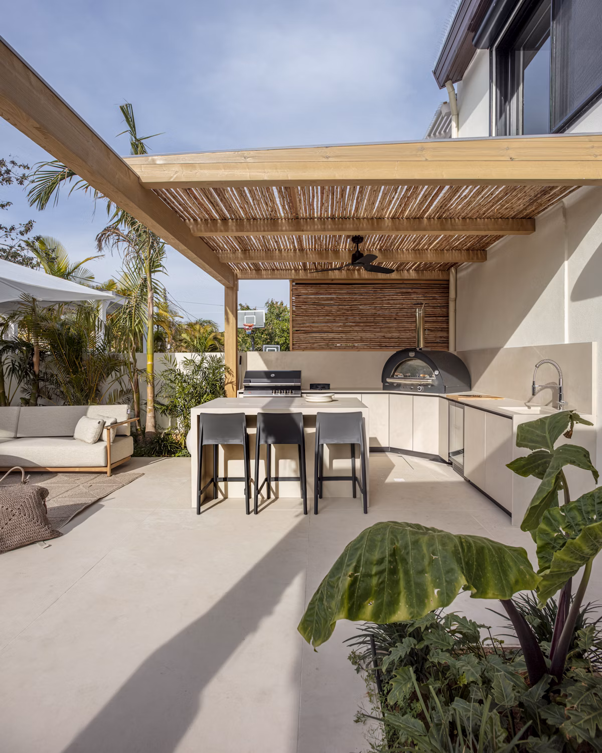 Outdoor kitchen with Avorio Dekton worktop