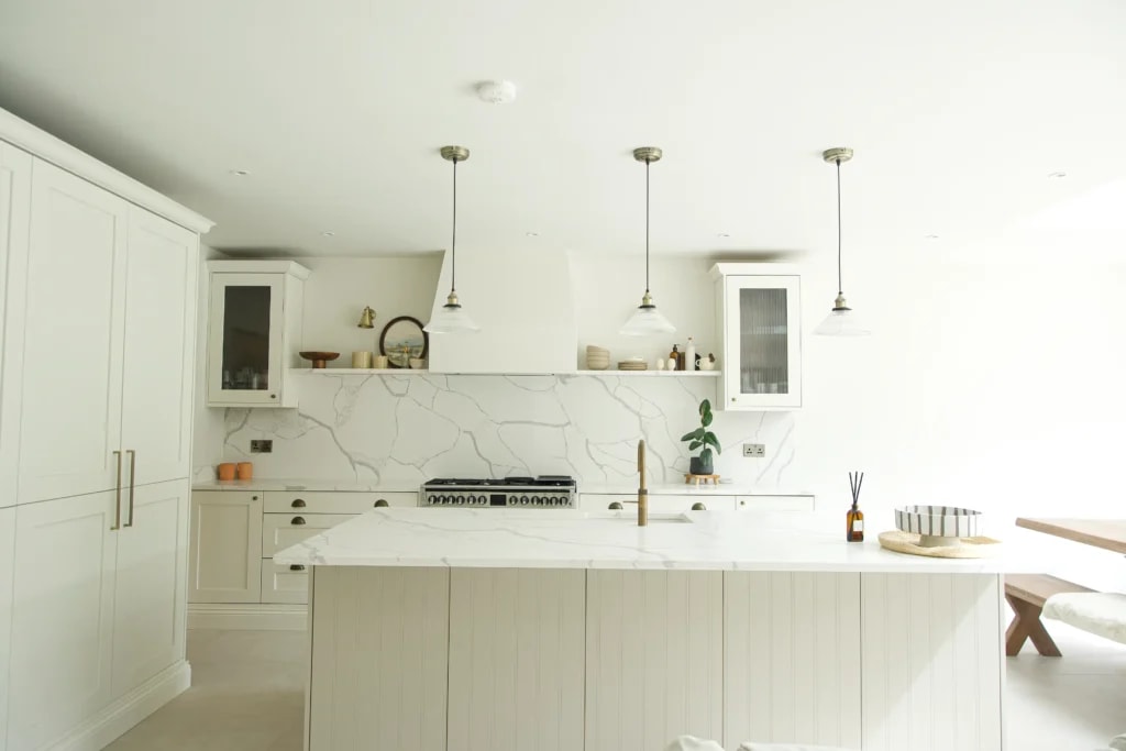 Calacatta Venato Worktops with a Matching Shelf project gallery image 1