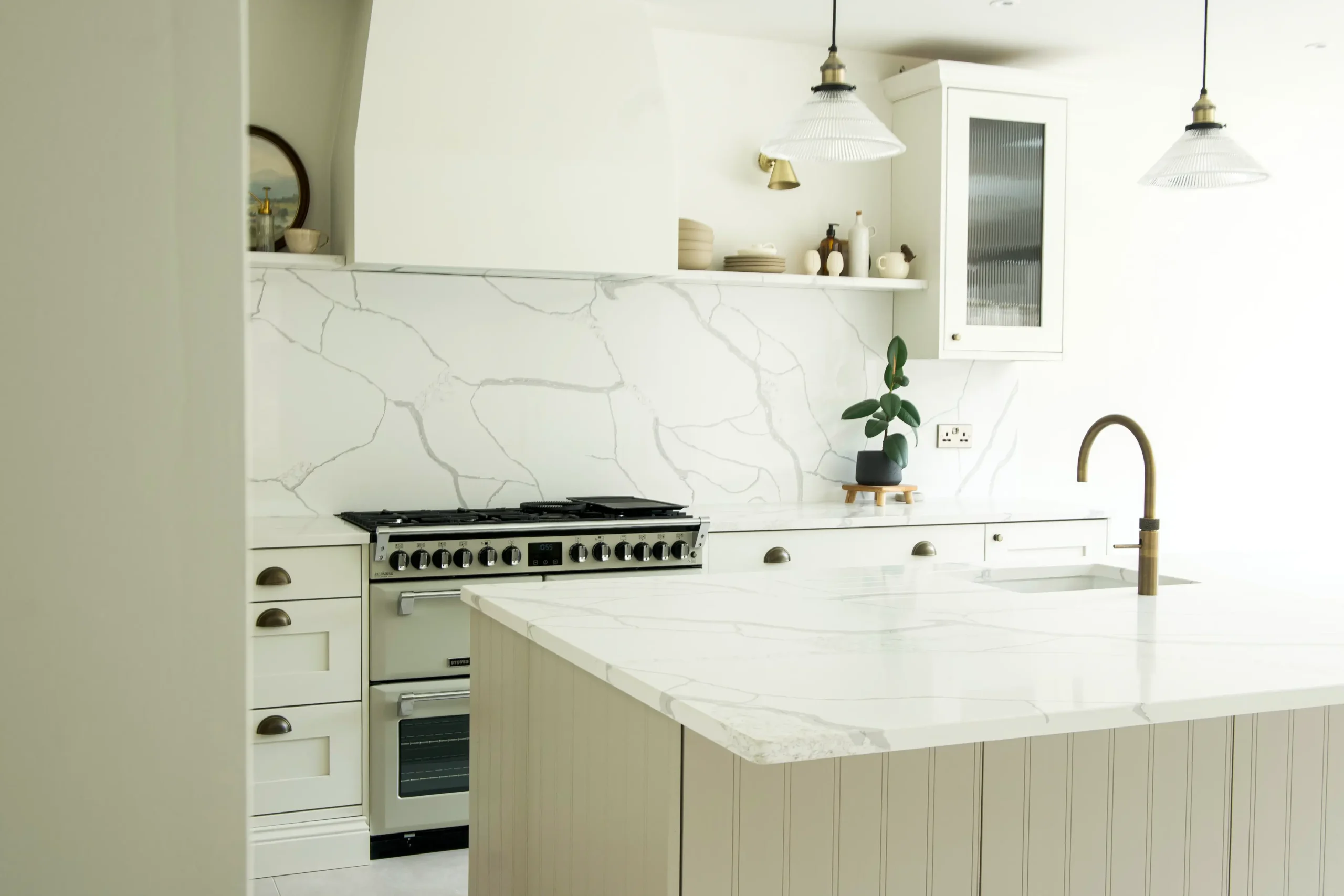 Calacatta Venato worktop showing defined grey veining