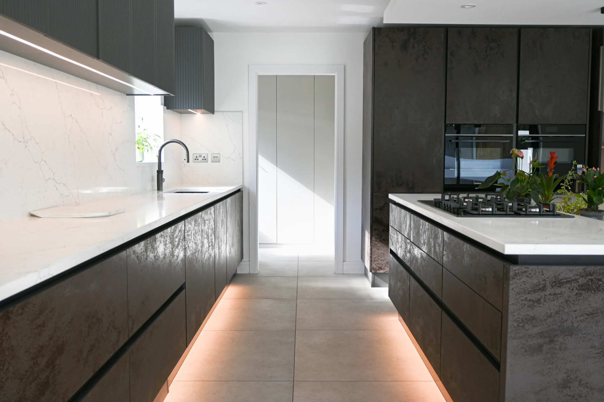 Alaska worktop showing white veining