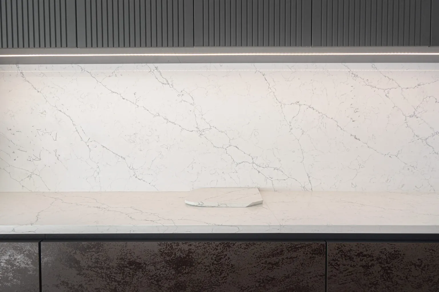 Alaska worktop with white veining
