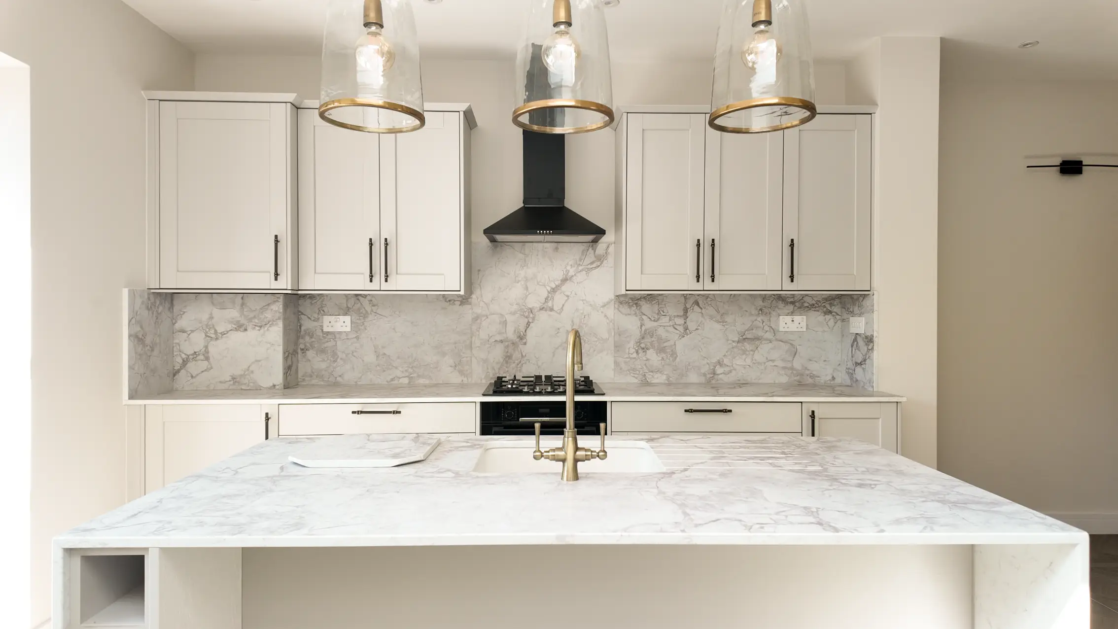 Bianco Eclypsia worktop showing fine grey veining