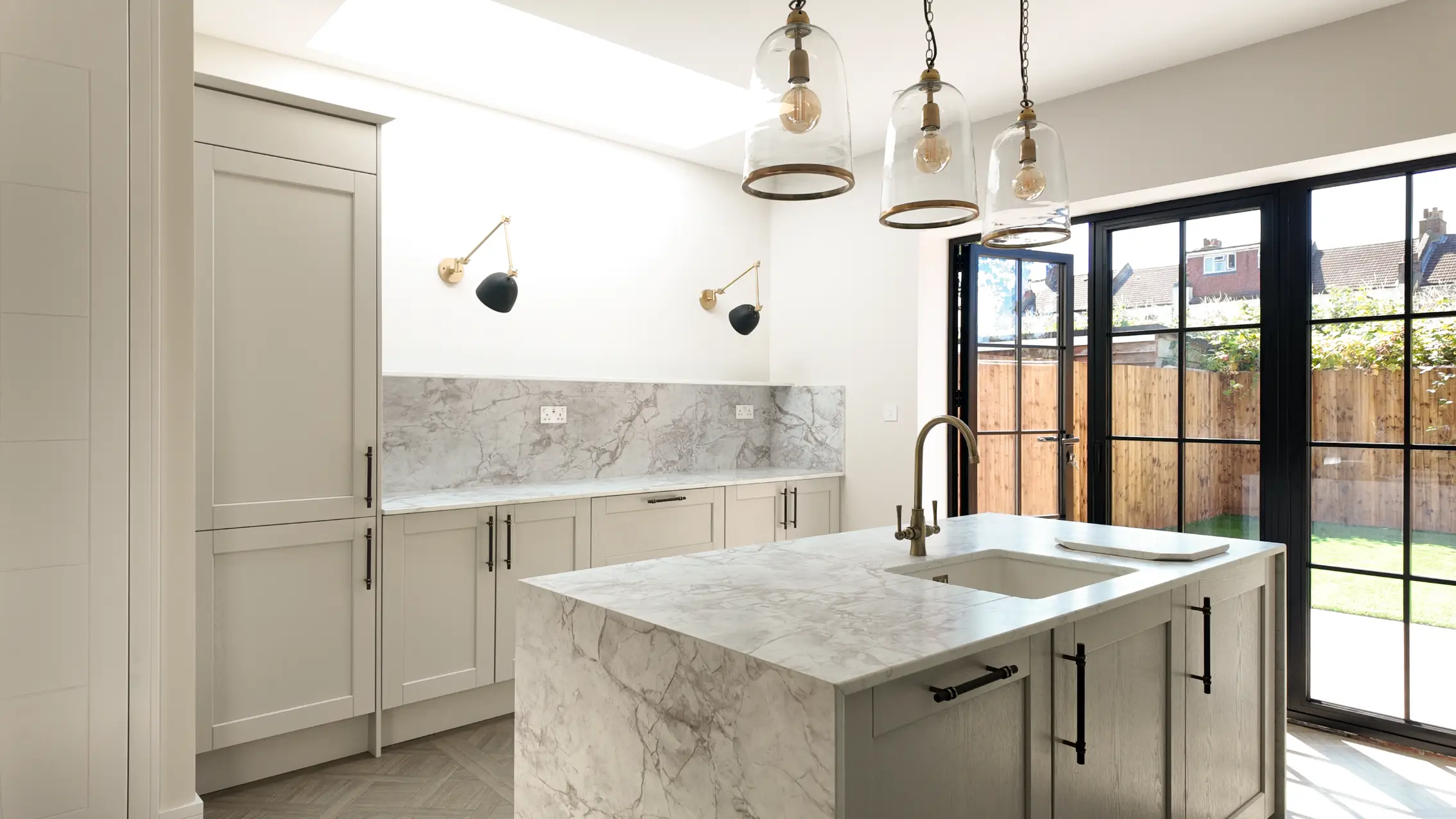 Bianco Eclypsia worktop surface with light grey veining