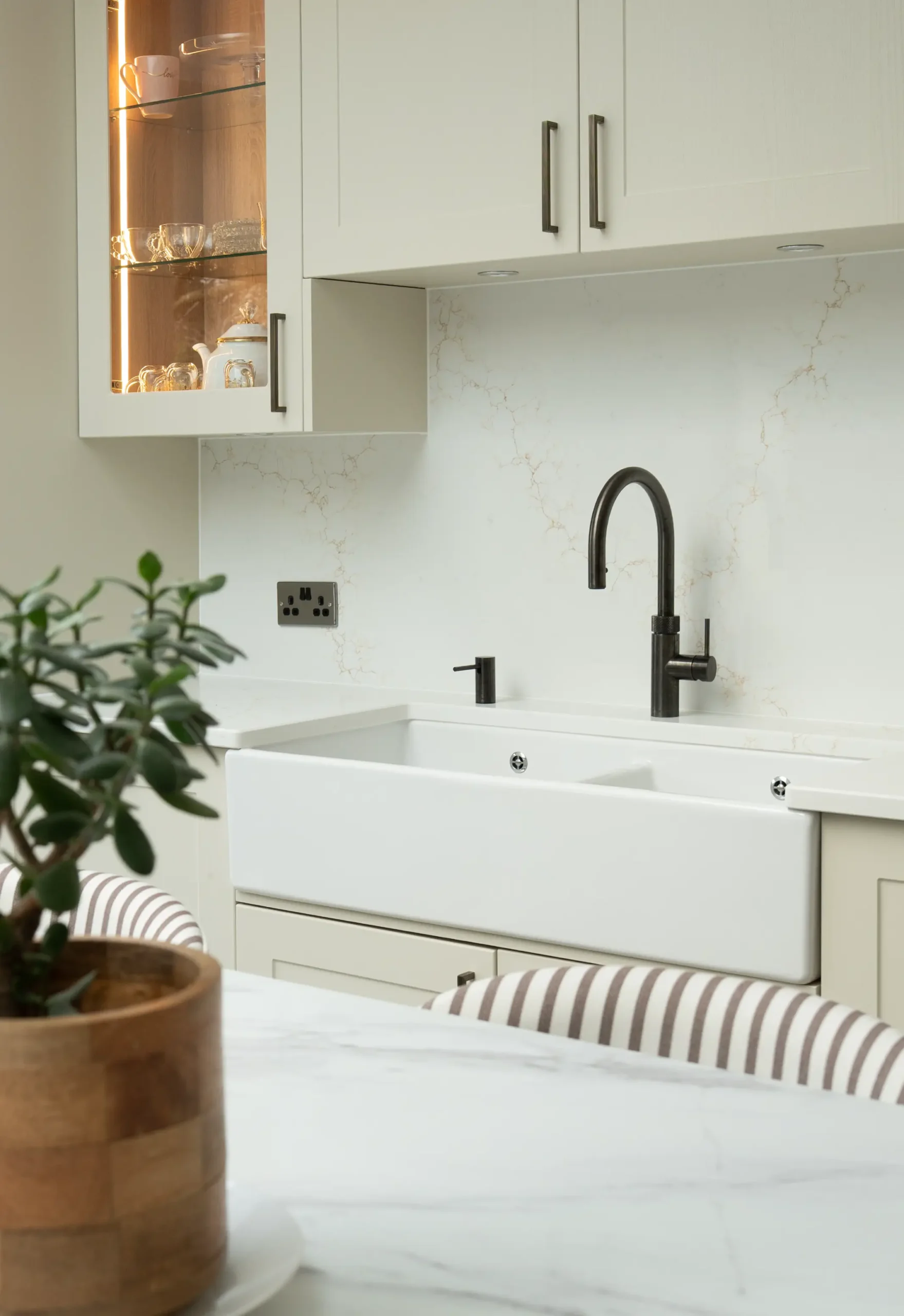 Close-up of Misterio Gold worktop showing subtle champagne-gold veining