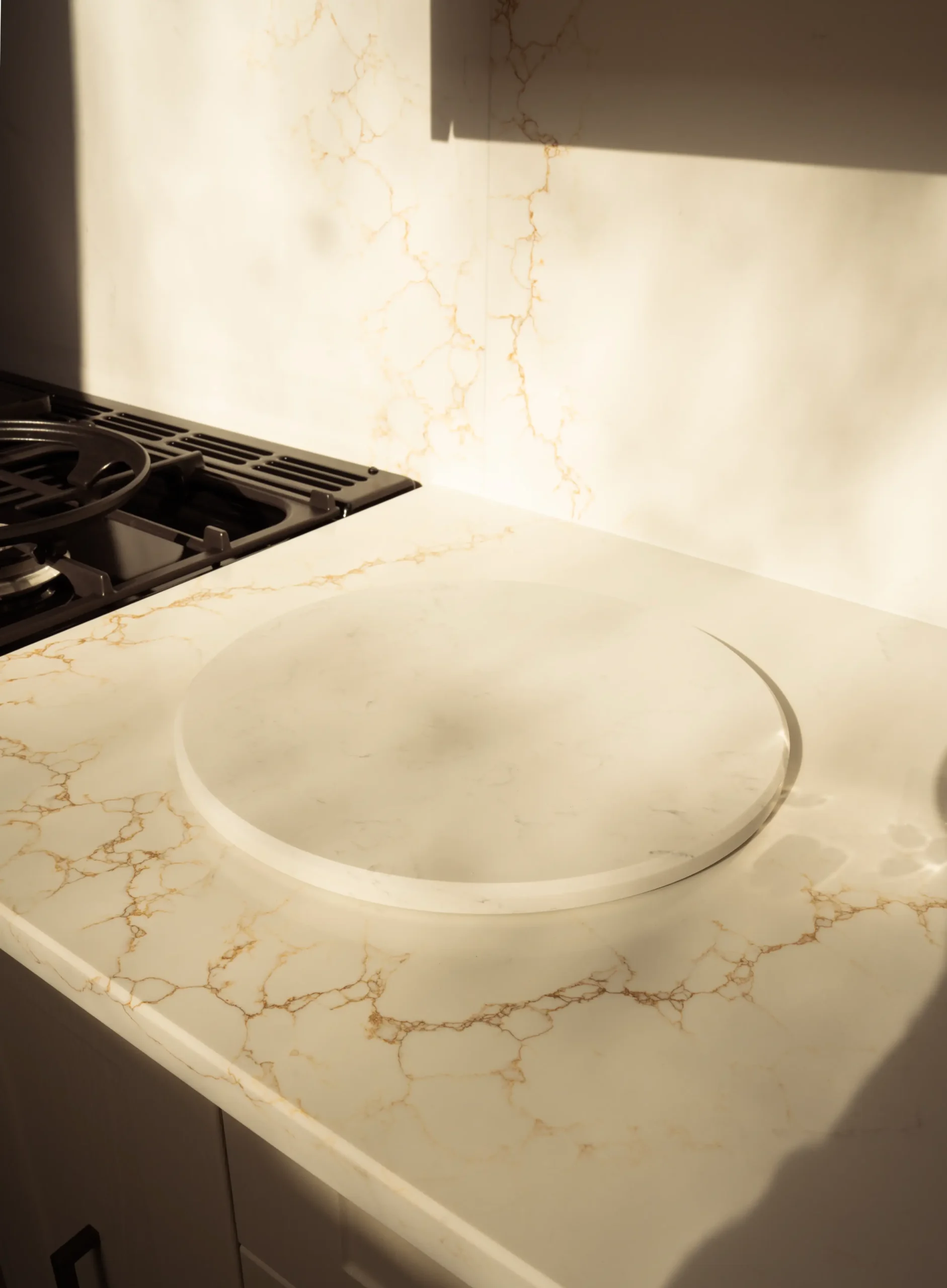 Misterio Gold worktop showing subtle champagne-gold veining