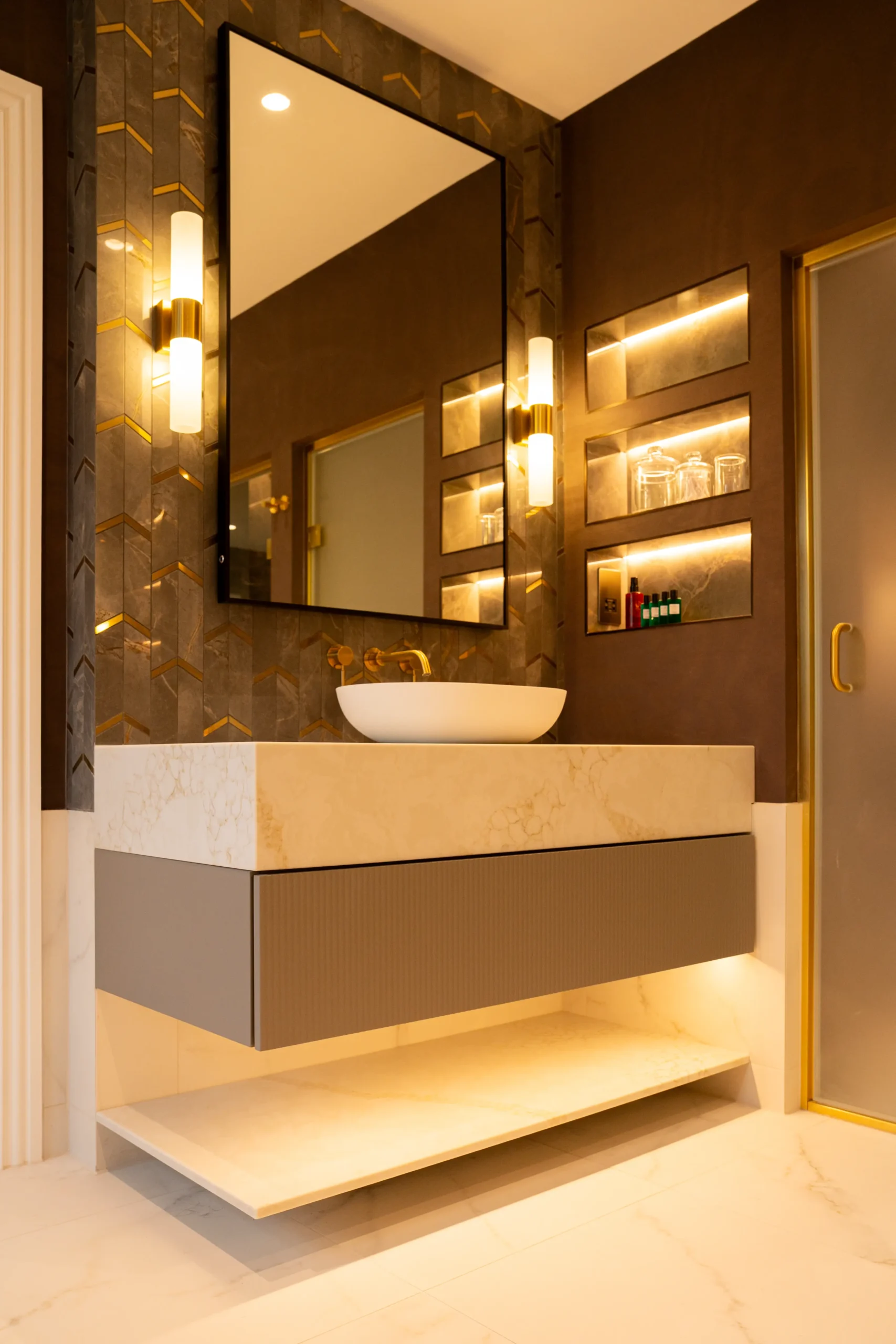 Gold Superior worktop with elegant grey and soft gold veining