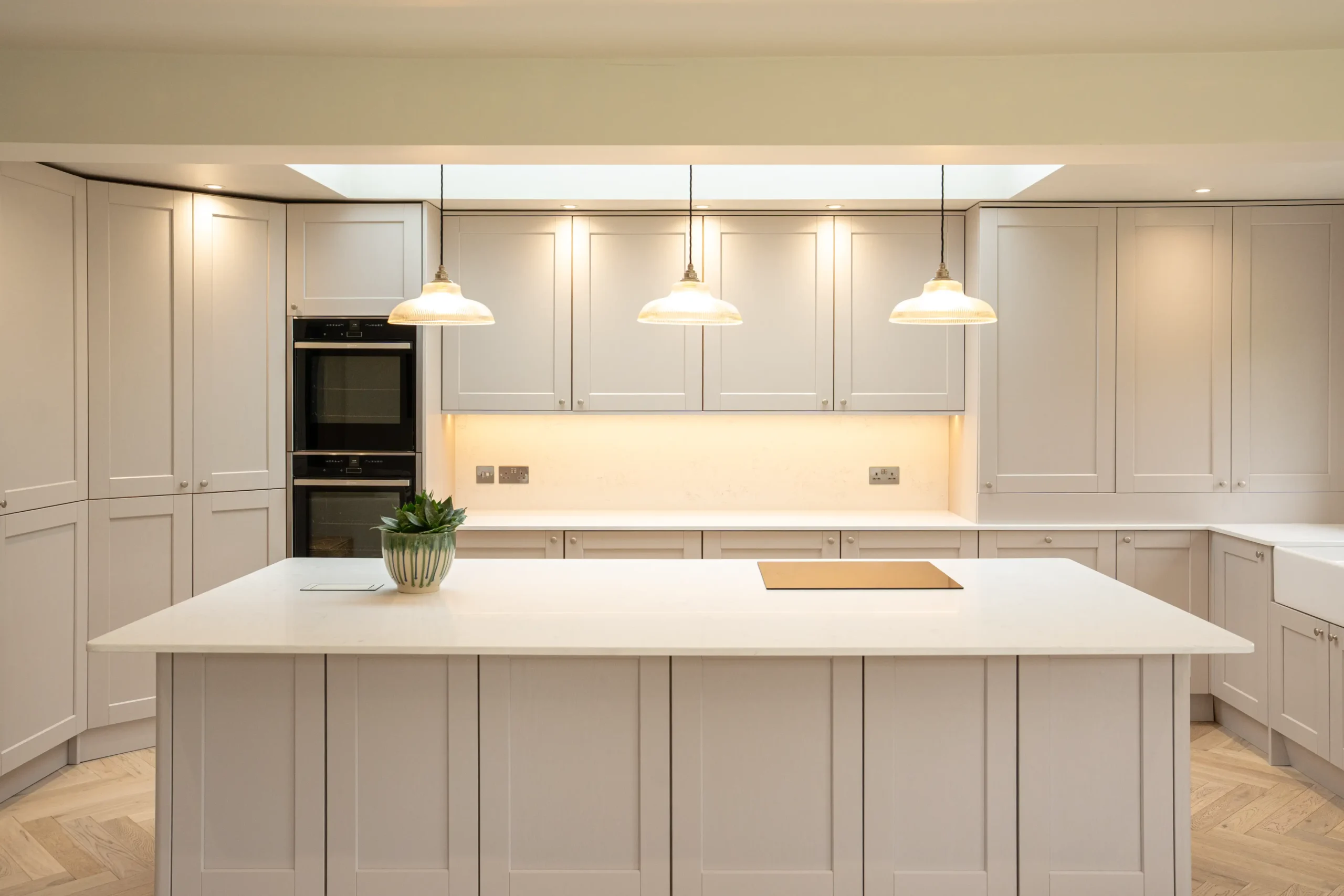 Capri White / Amalfi White worktop with delicate grey veining