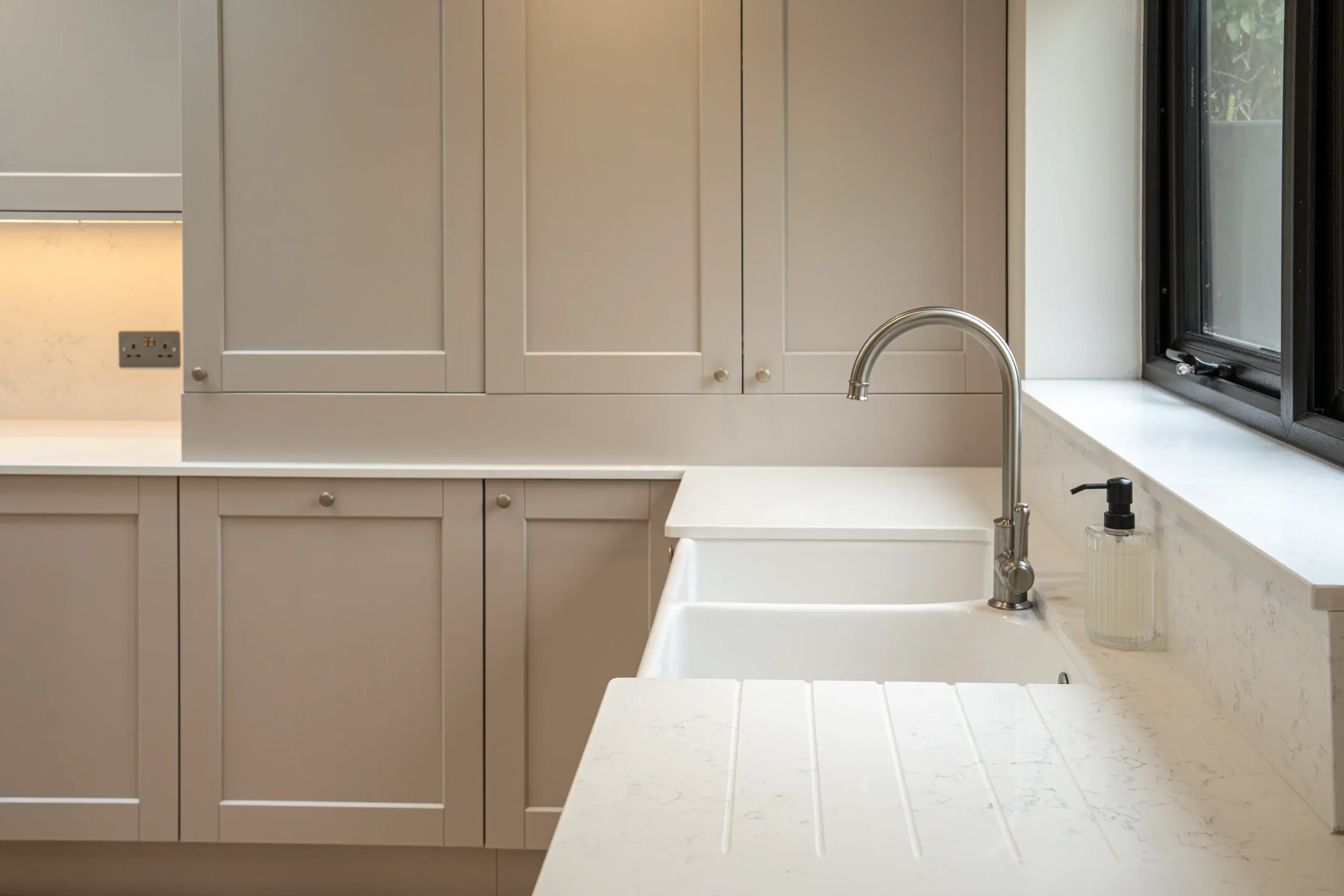Capri White / Amalfi White worktop showing delicate grey veining