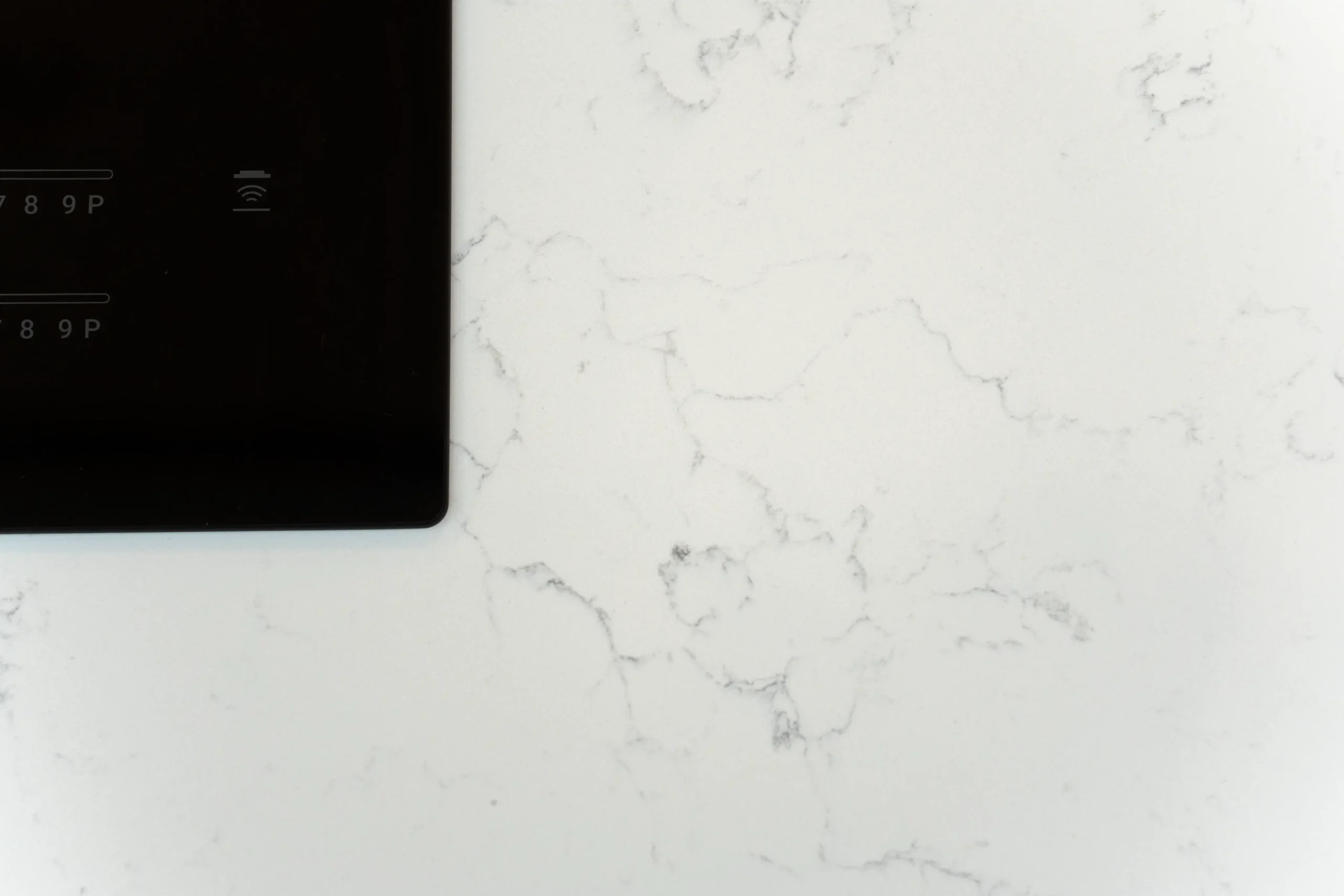 Capri White / Amalfi White worktop with soft grey veining