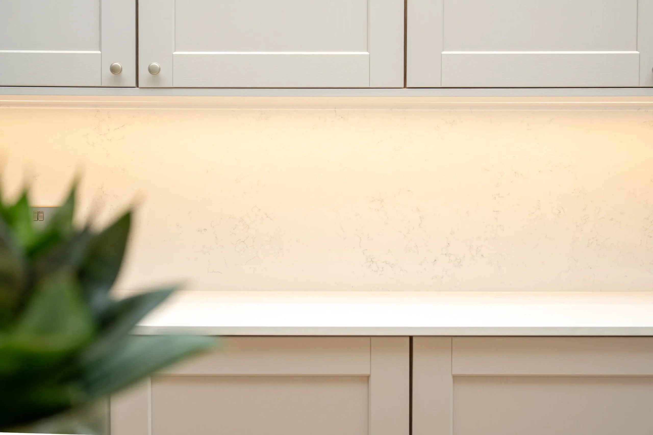 Capri White / Amalfi White worktop surface with soft grey veining
