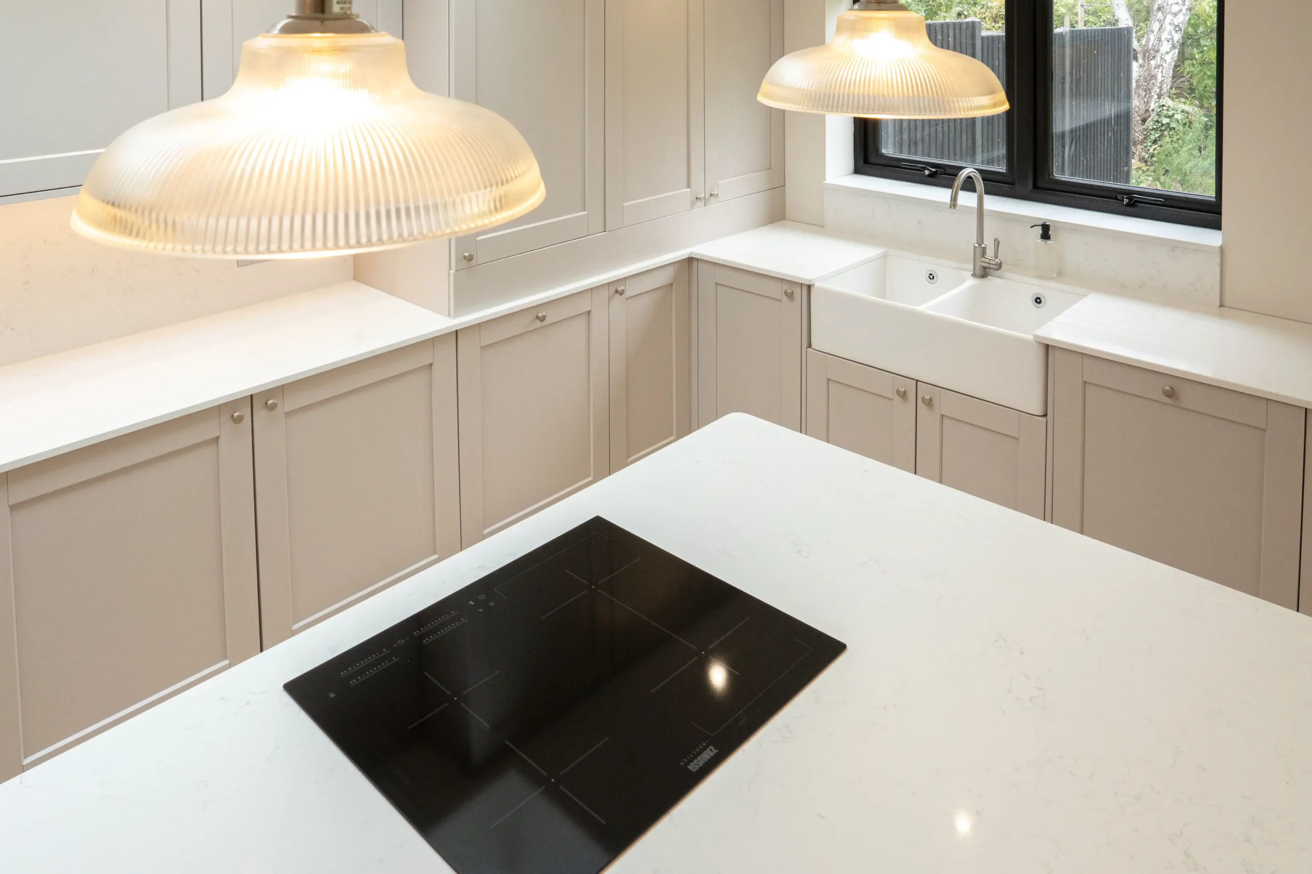 Capri White / Amalfi White worktop with soft subtle grey veining