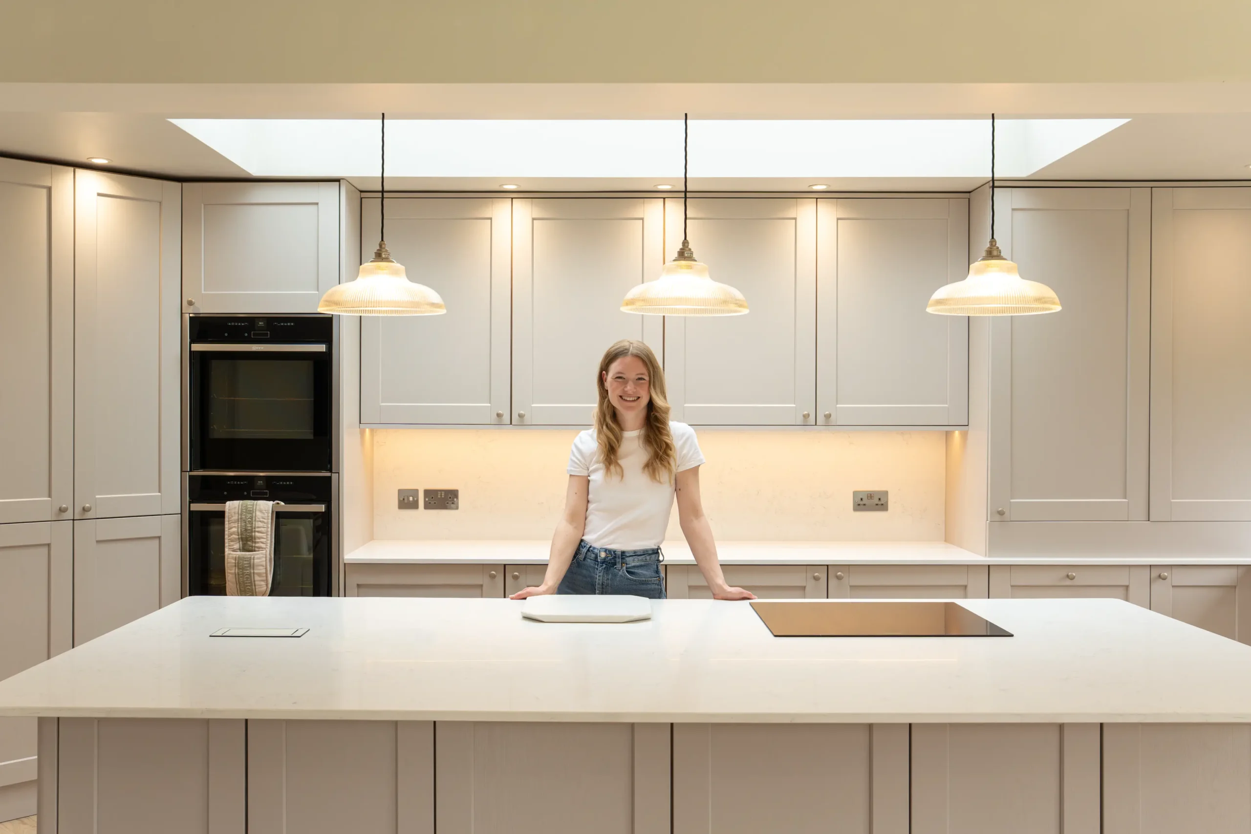Capri White / Amalfi White worktop with subtle grey veining