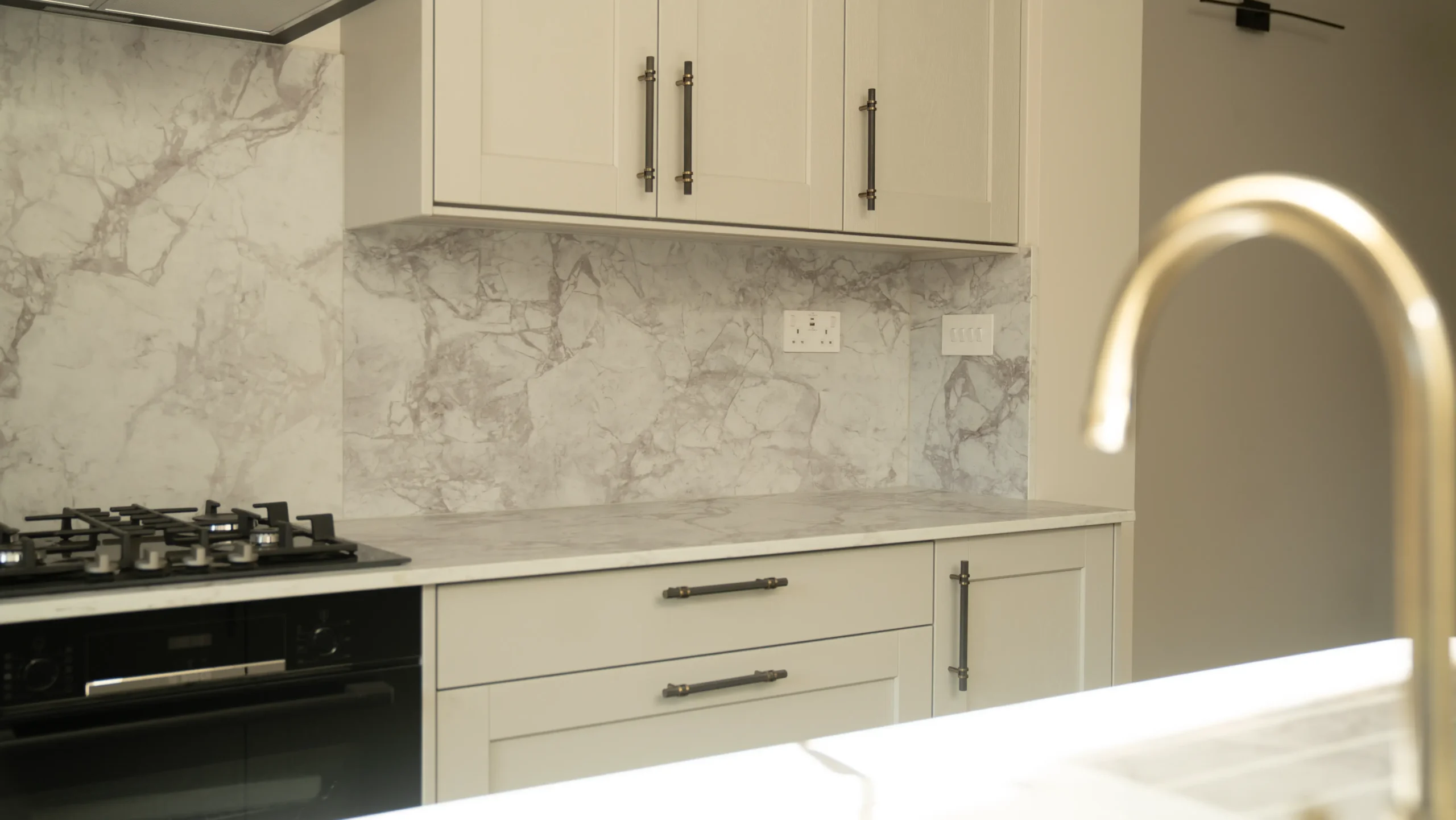 Bianco Eclypsia worktop surface with subtle grey veining