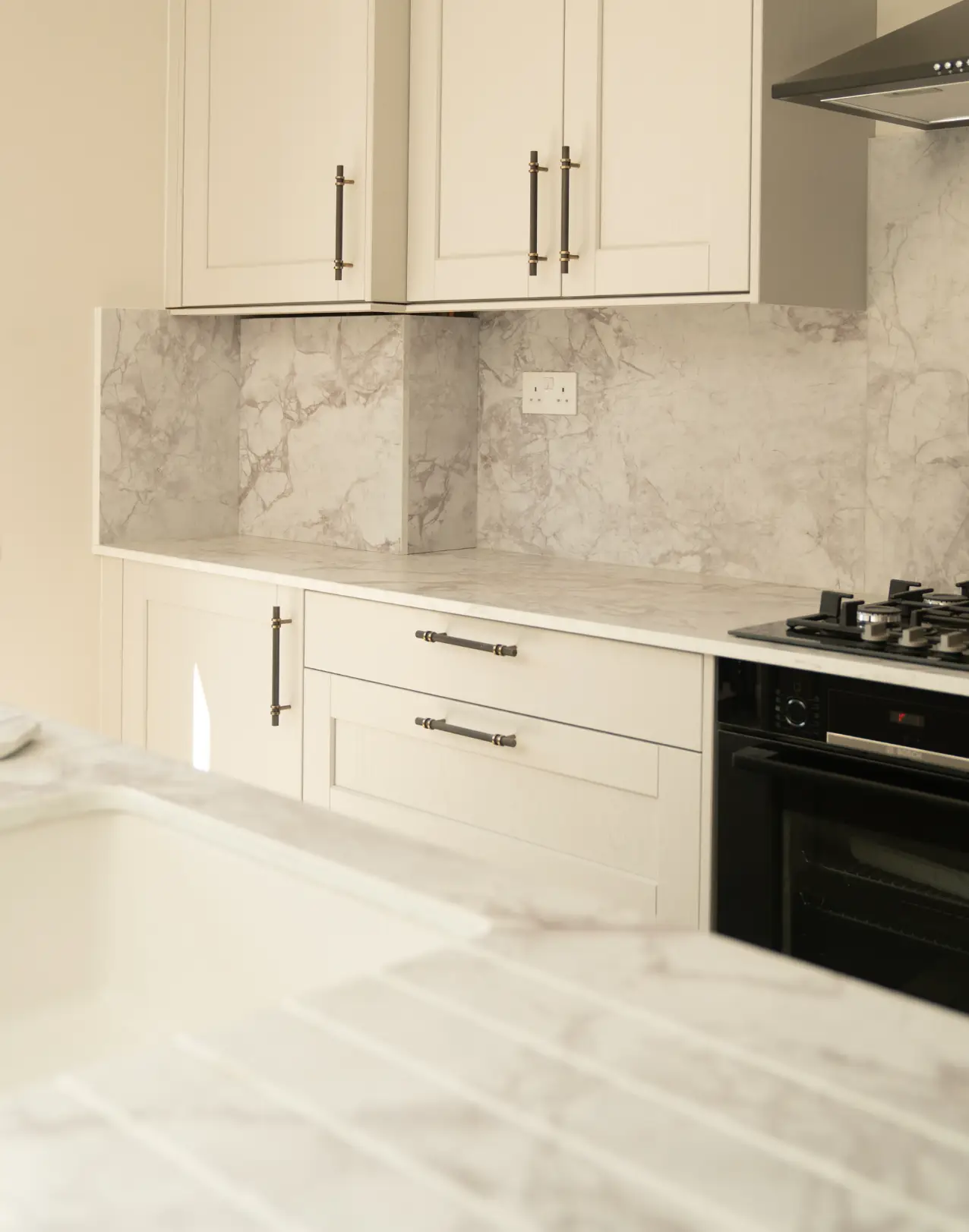 Bianco Eclypsia worktop with delicate light grey veining