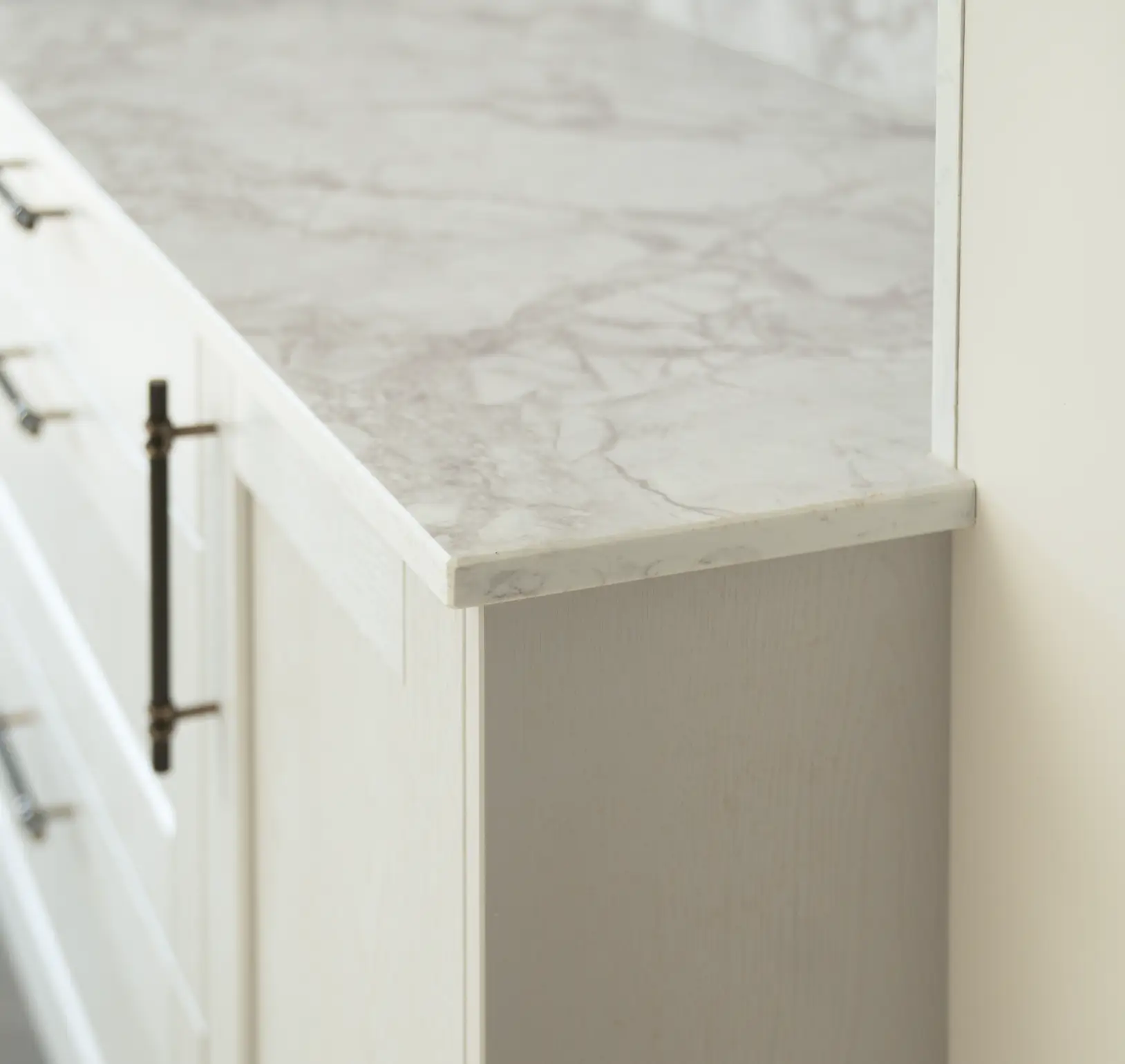 Bianco Eclypsia worktop with soft light grey veining