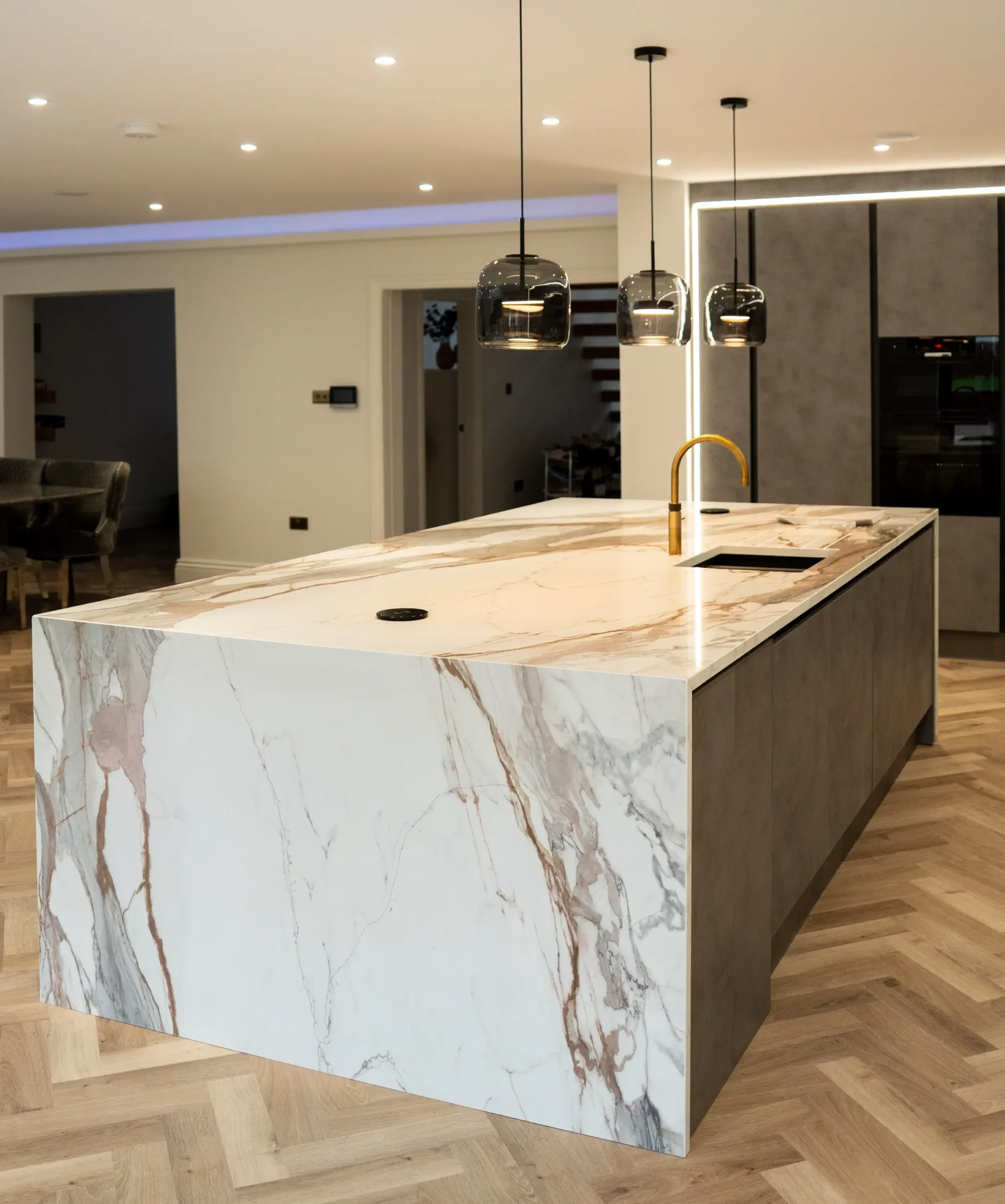 Macchia Vecchia worktop showing sweeping gold and charcoal veining over a creamy base