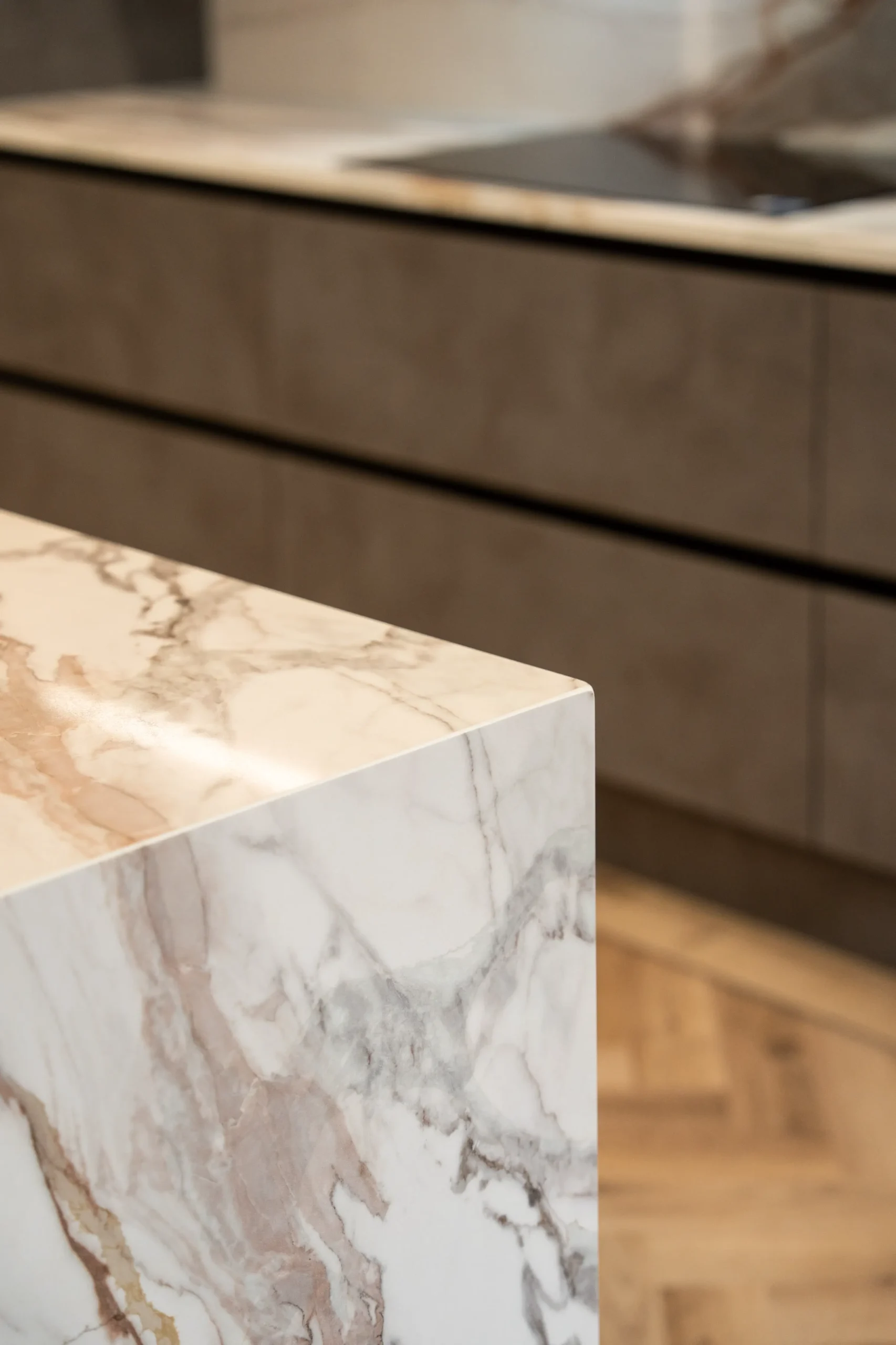 Macchia Vecchia worktop surface with sweeping gold and charcoal veining over a creamy base