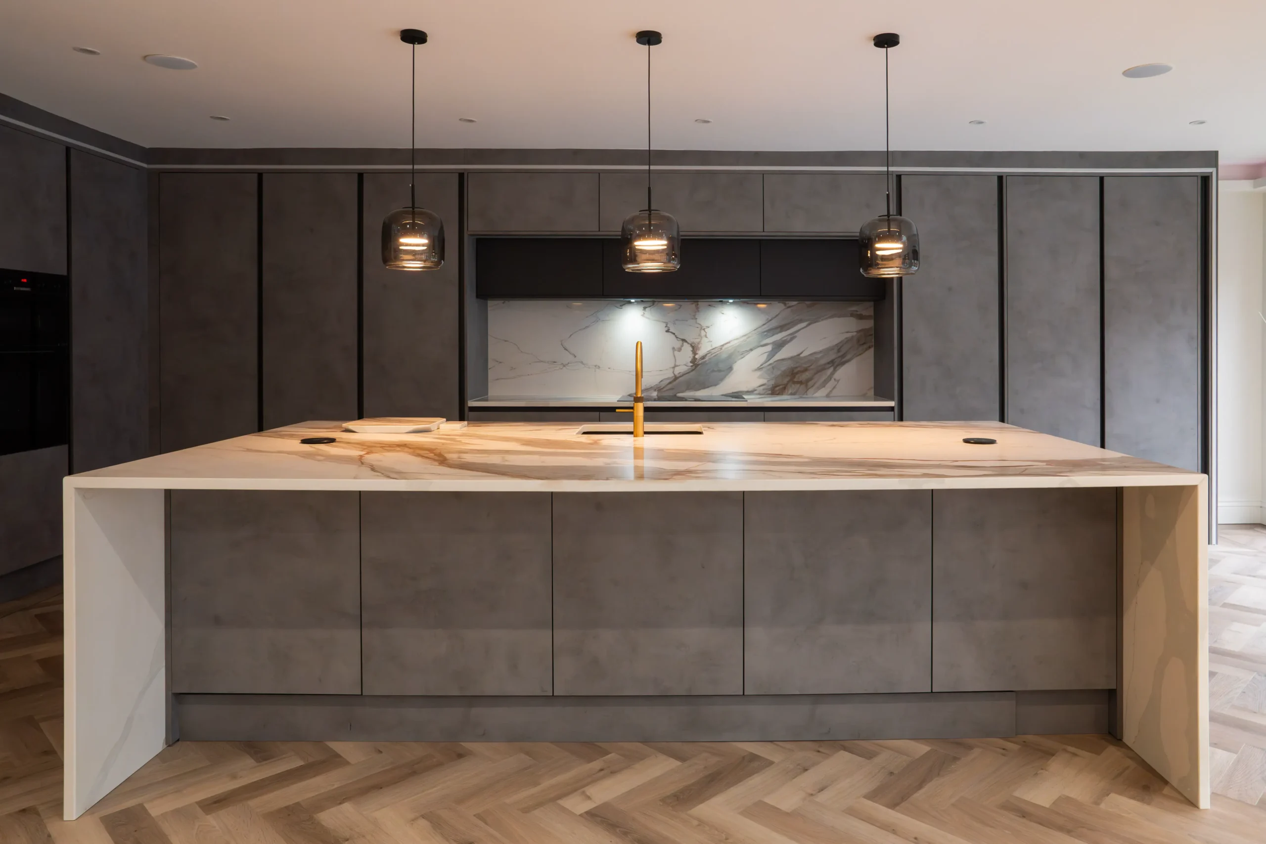 Macchia Vecchia worktop showing sweeping gold and charcoal veining over a creamy base