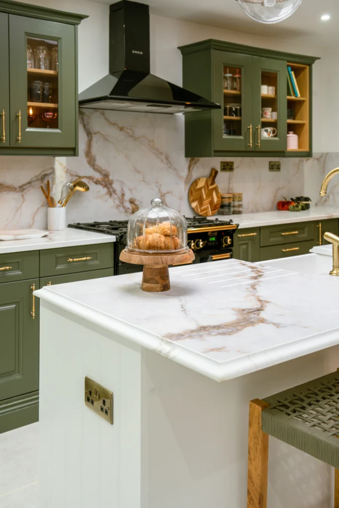 Traditional kitchen with ELORĀ marble-effect surfaces and splashback