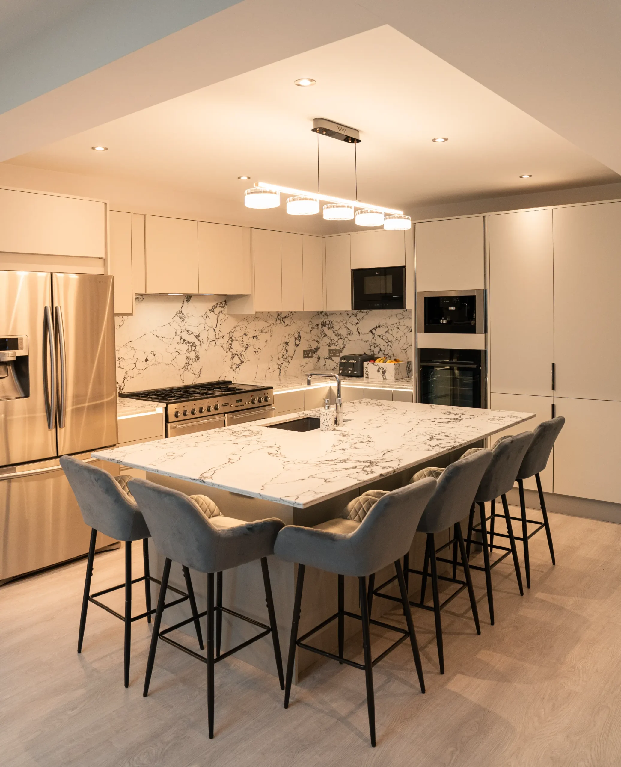 Arabescato worktop surface with soft, flowing grey veining