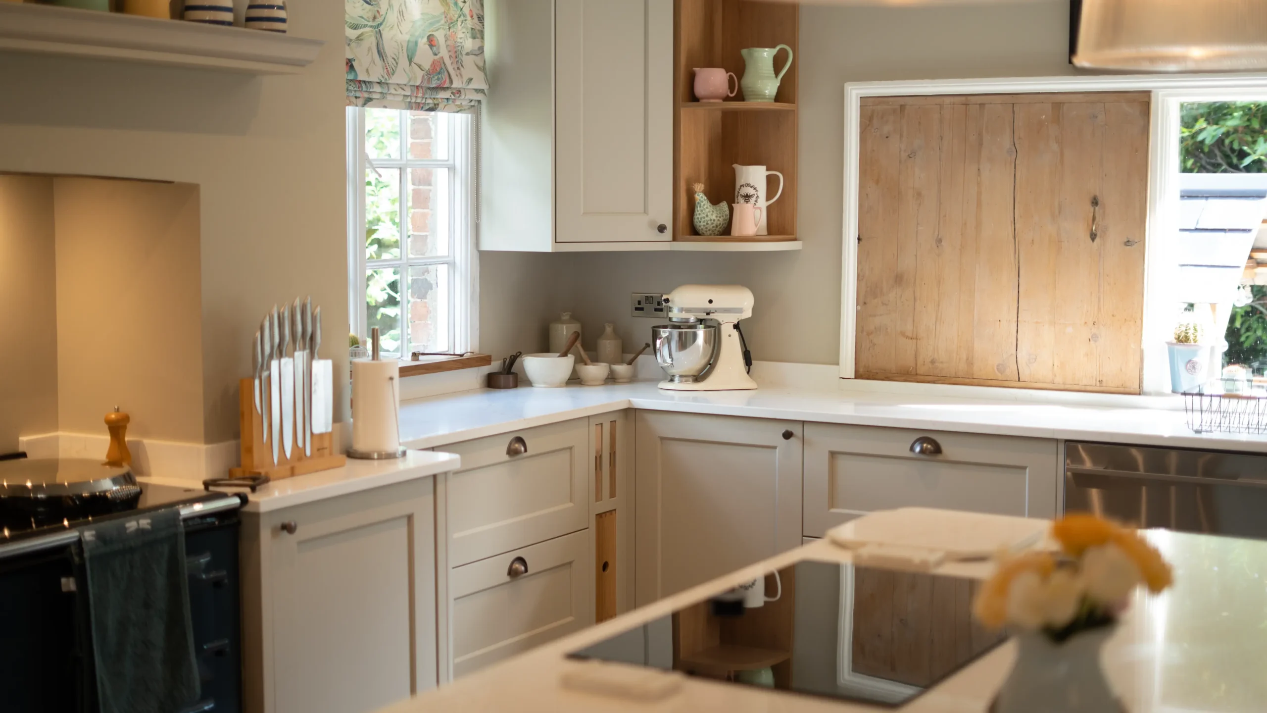 Sienna Gold worktop surface with bronze-toned veining