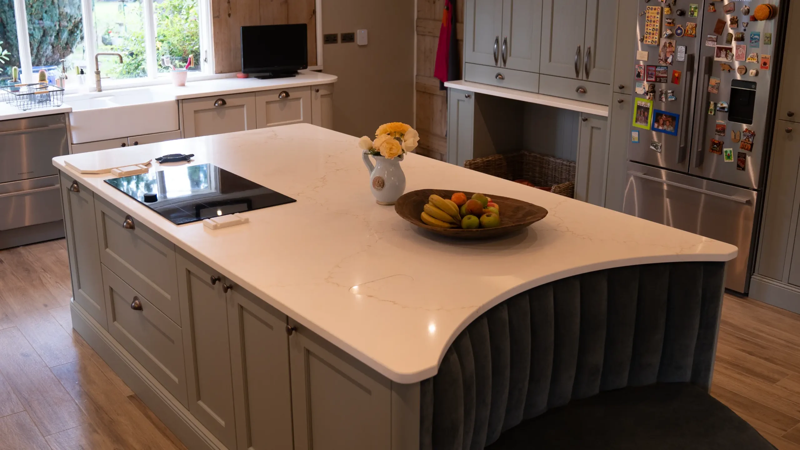 Sienna Gold worktop with bronze-toned veining