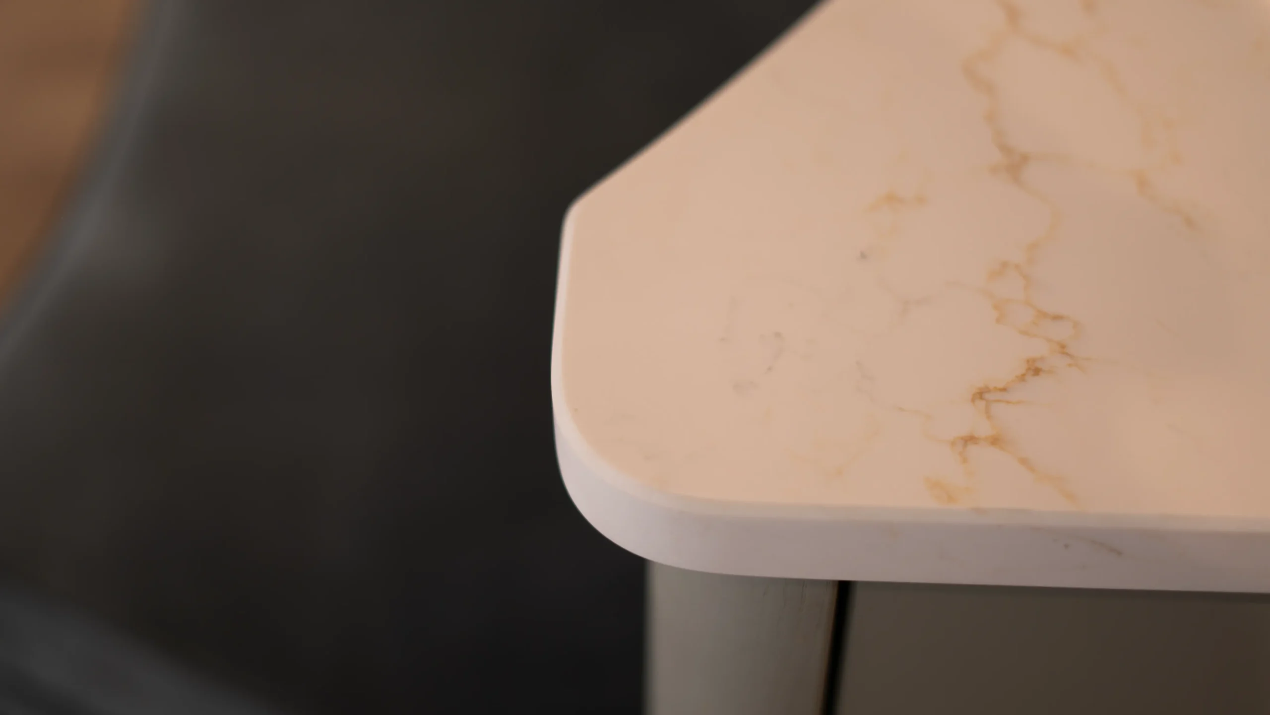 Sienna Gold worktop showing bronze-toned veining
