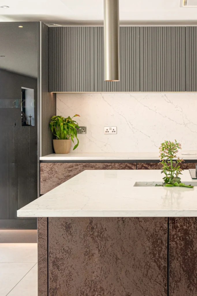 Light-filled kitchen with ELORĀ mineral surfaces and elegant finishes