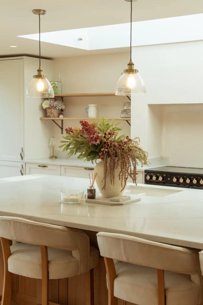 Contemporary kitchen with ELORĀ worktop and soft neutral tones