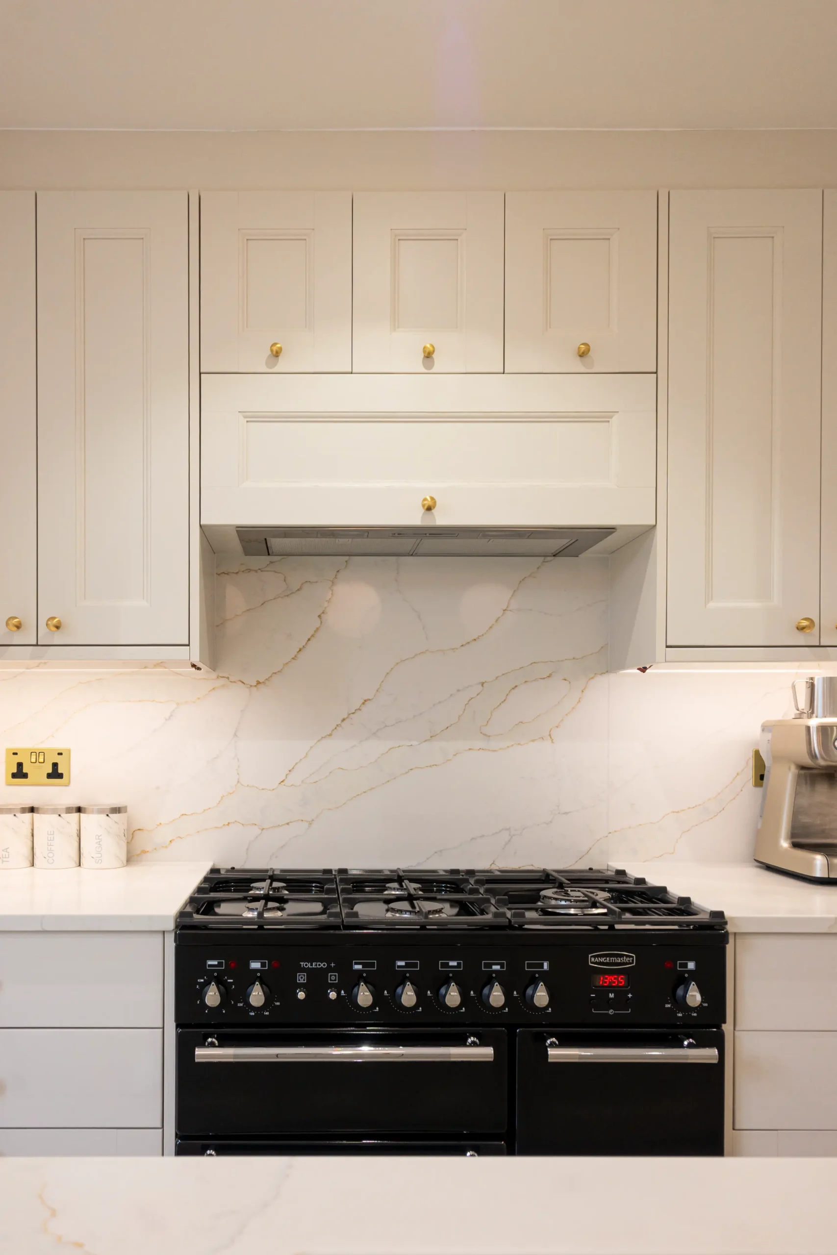 Calacatta Gold worktop showing flowing grey and subtle gold veining