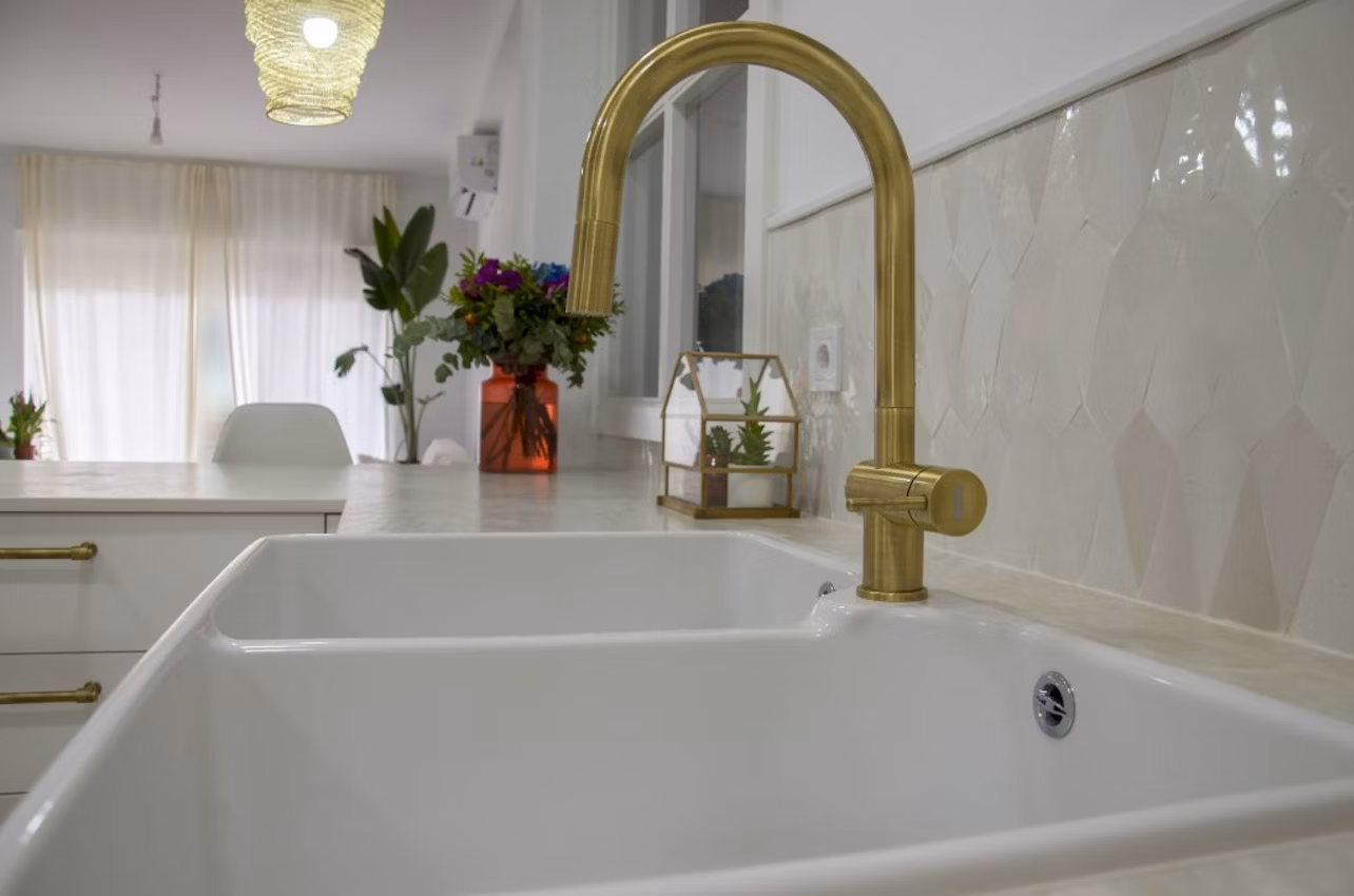 Bathtub and brass tap with Laguna Dekton surface