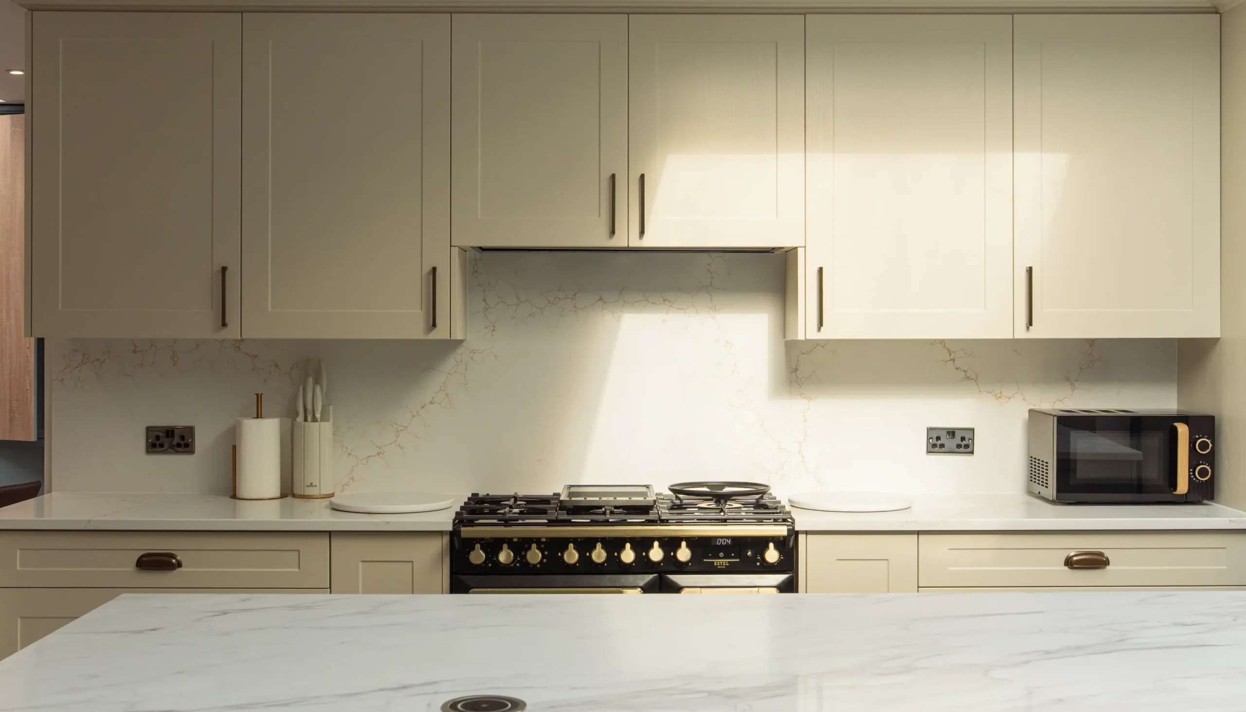 Misterio Gold worktop showing subtle champagne-gold veining