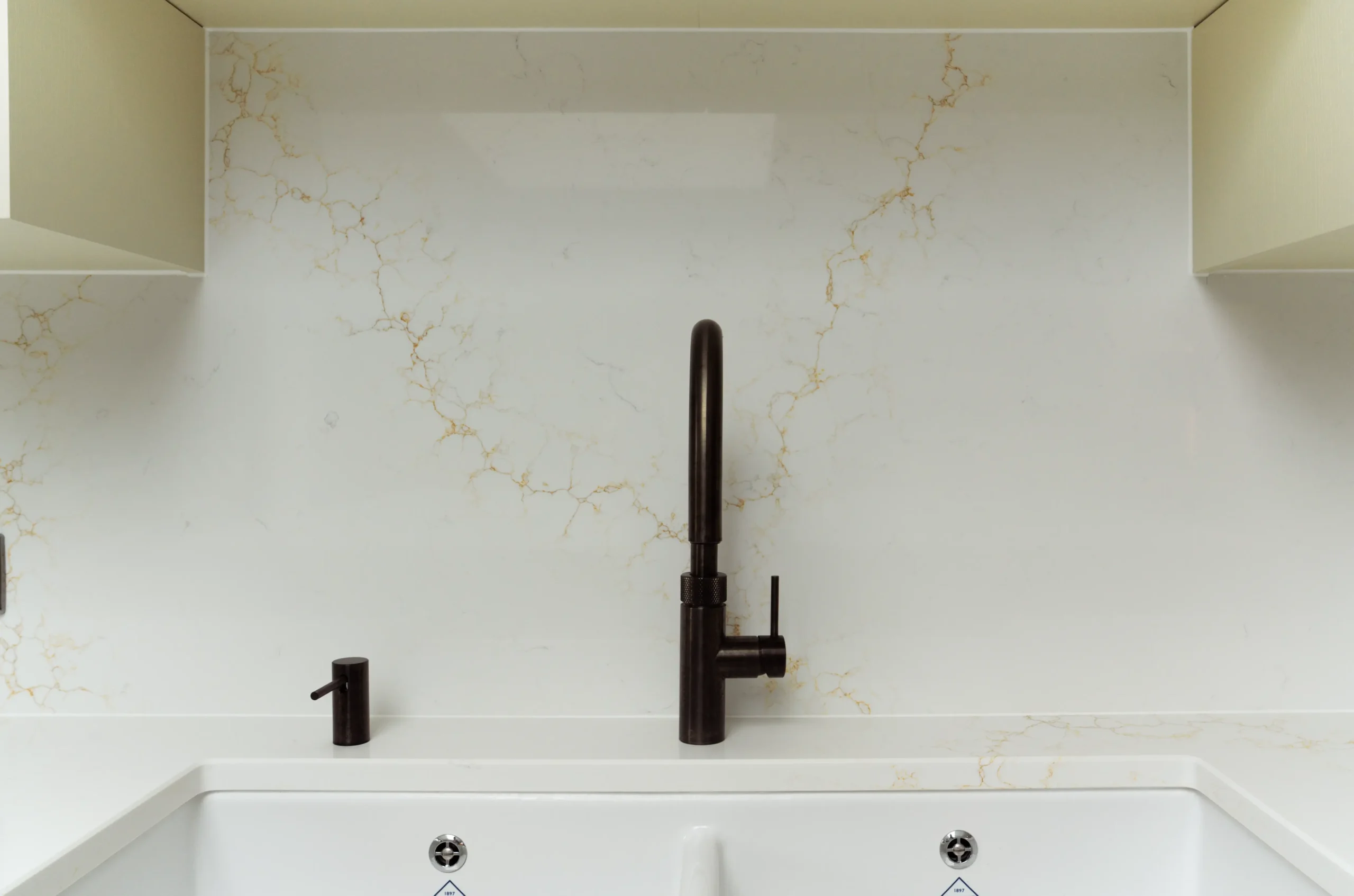 Misterio Gold worktop showing subtle champagne-gold veining