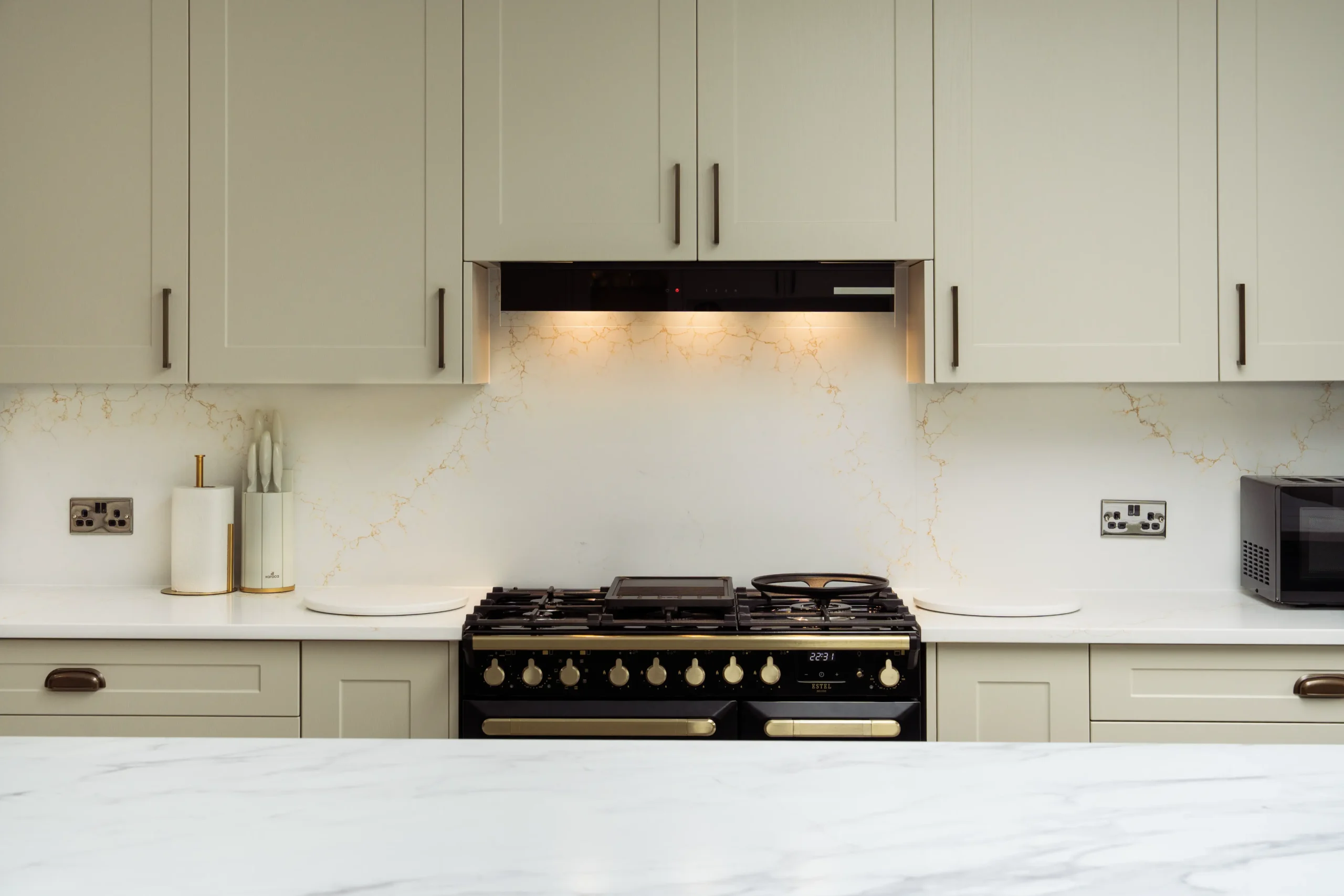 Misterio Gold worktop surface with subtle champagne-gold veining
