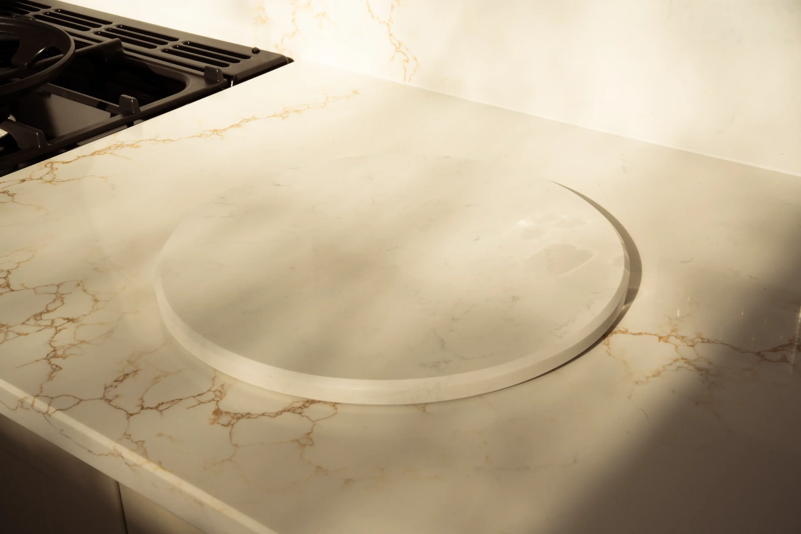 Misterio Gold worktop with subtle champagne-gold veining