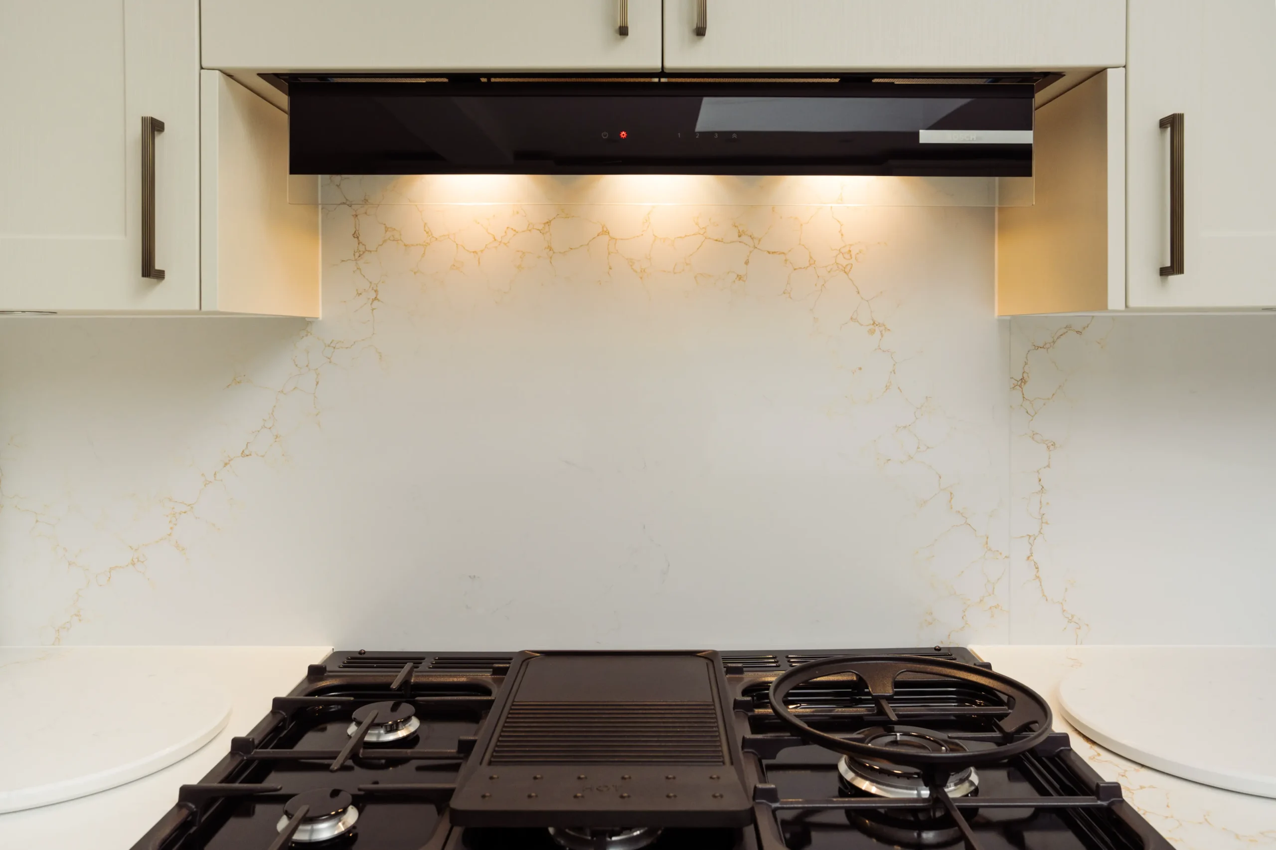 Misterio Gold worktop showing subtle champagne-gold veining