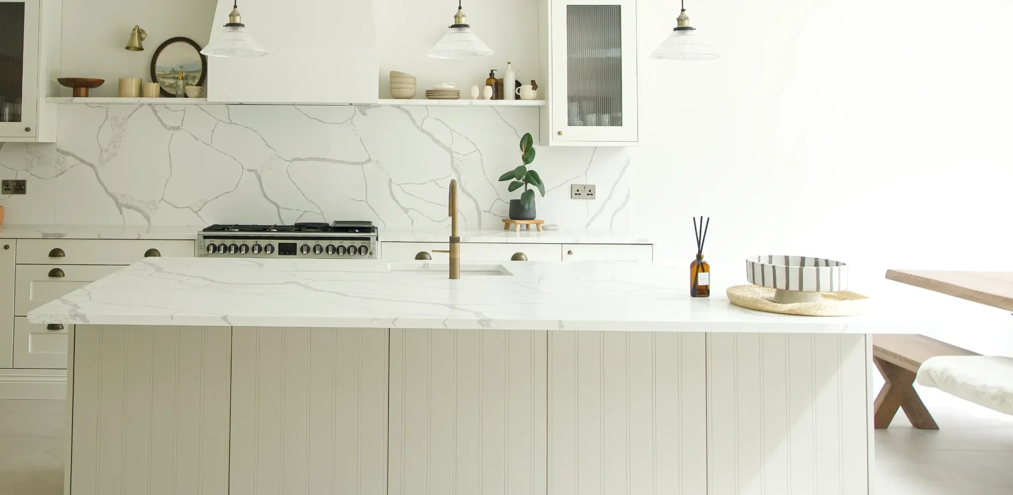 Modern UK kitchen with Elorā 0% silica worktops