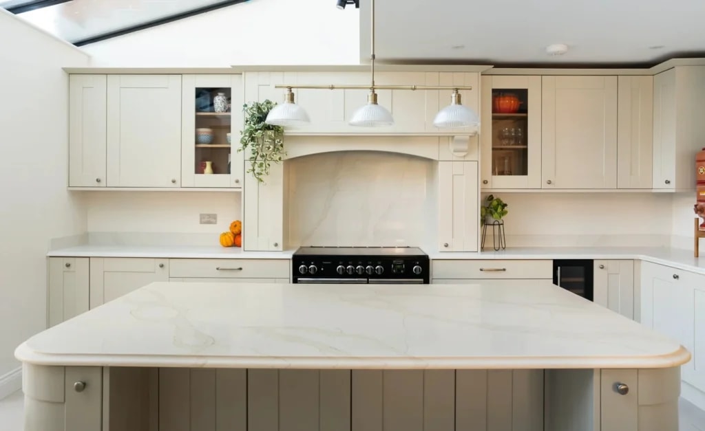Calacatta Gold Elorā kitchen worktop with island