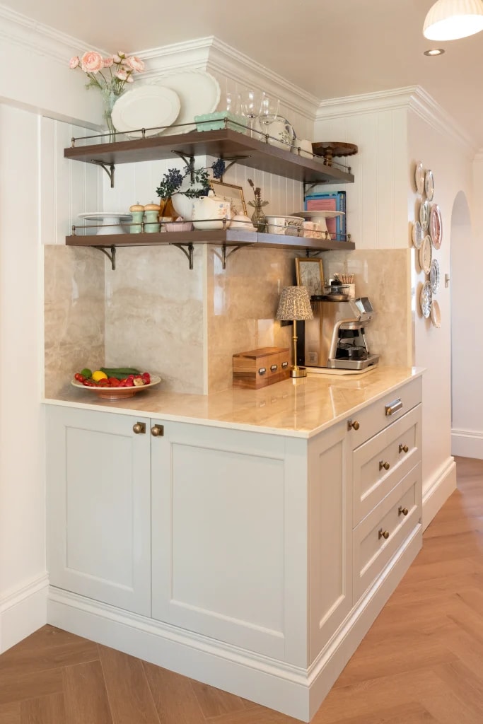Kitchen corner featuring SINTERRA Crema worktops and decorative shelving