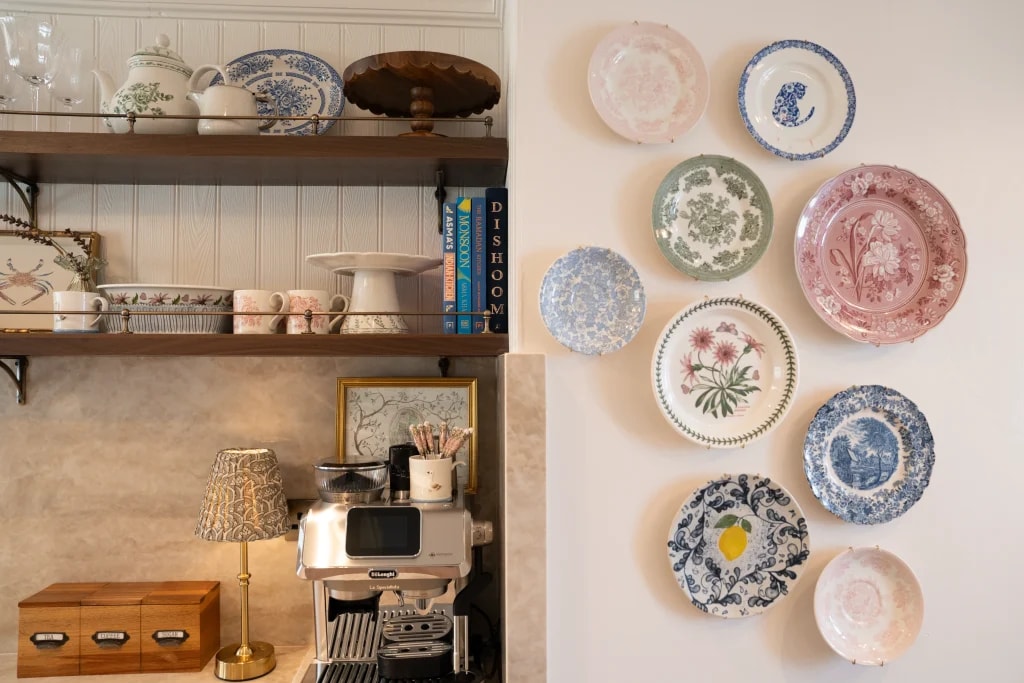 Decorative plates and open shelving above the SINTERRA Crema worktop