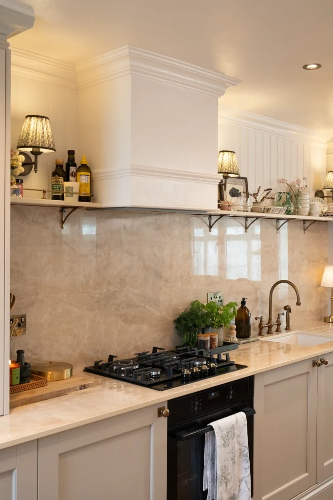 SINTERRA Crema worktop around the hob with open kitchen shelving