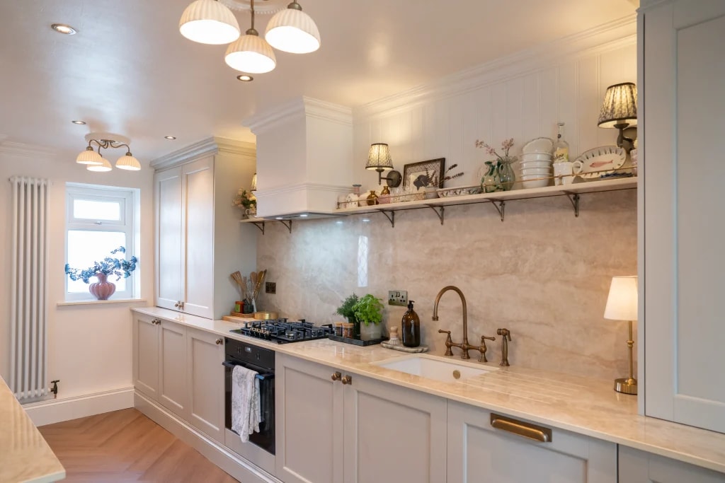 Wide view of Maj's kitchen featuring SINTERRA Crema worktops and splashback