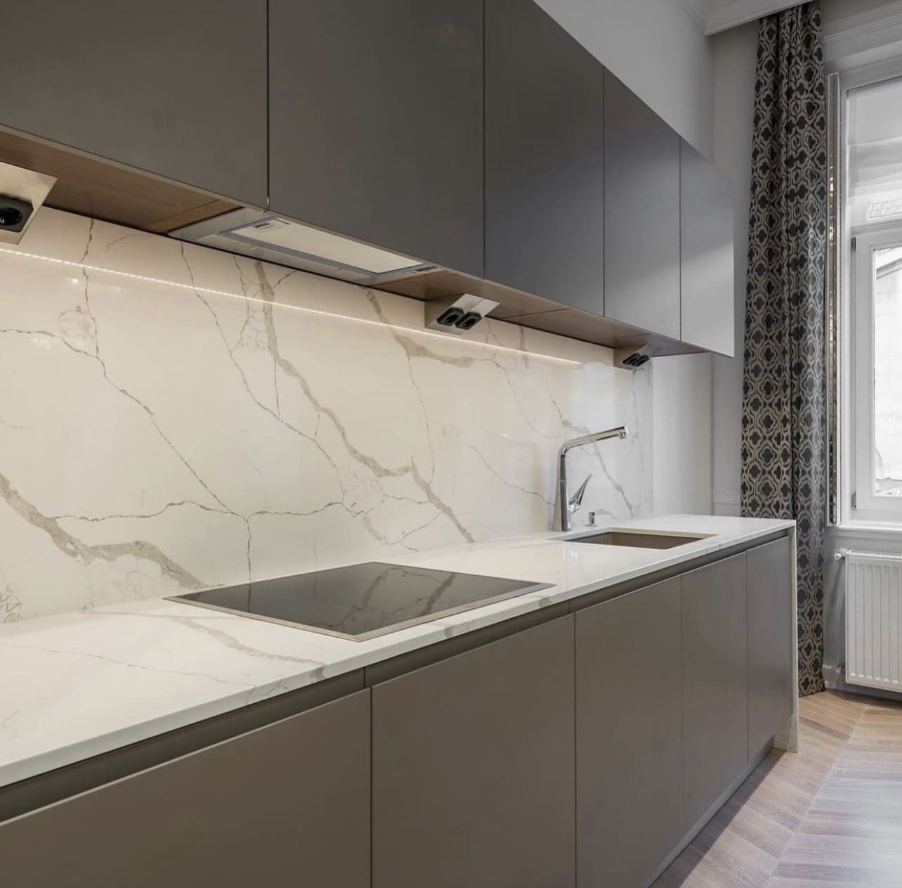 Quartz and marble kitchen worktops